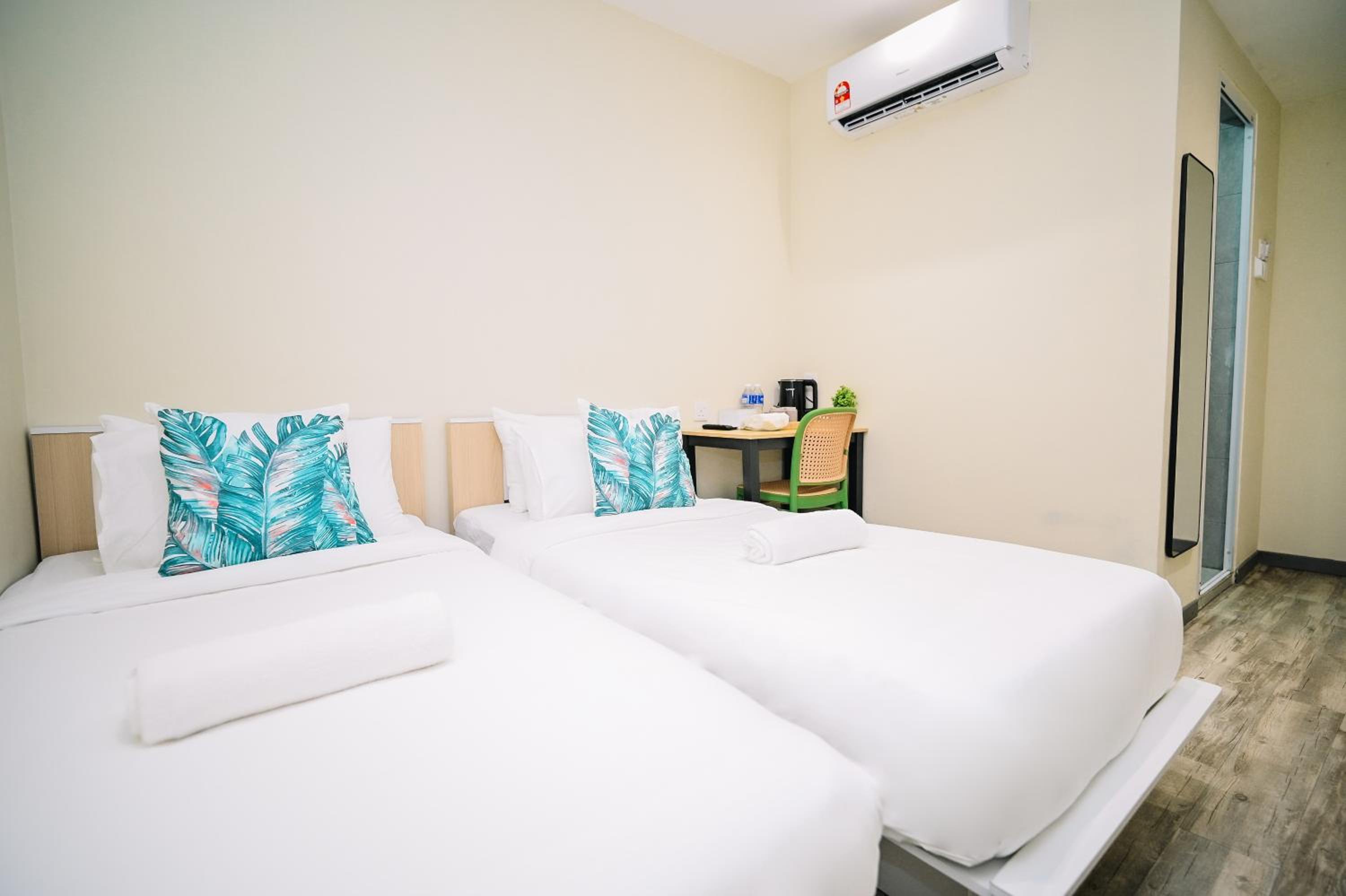 Standard Twin Room - Photo 2