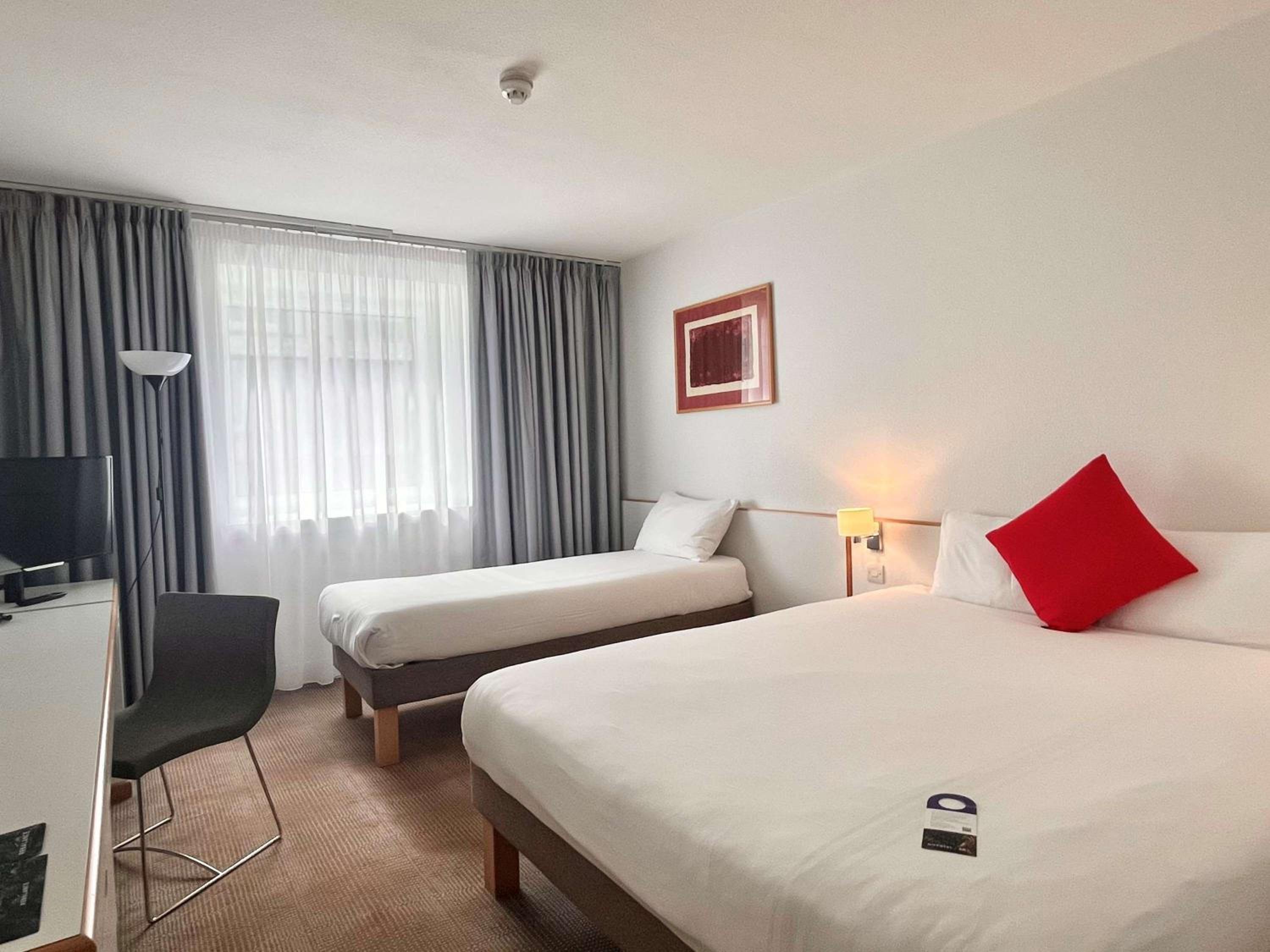Classic Family Room with One Double Bed and One Single Bed photo 2