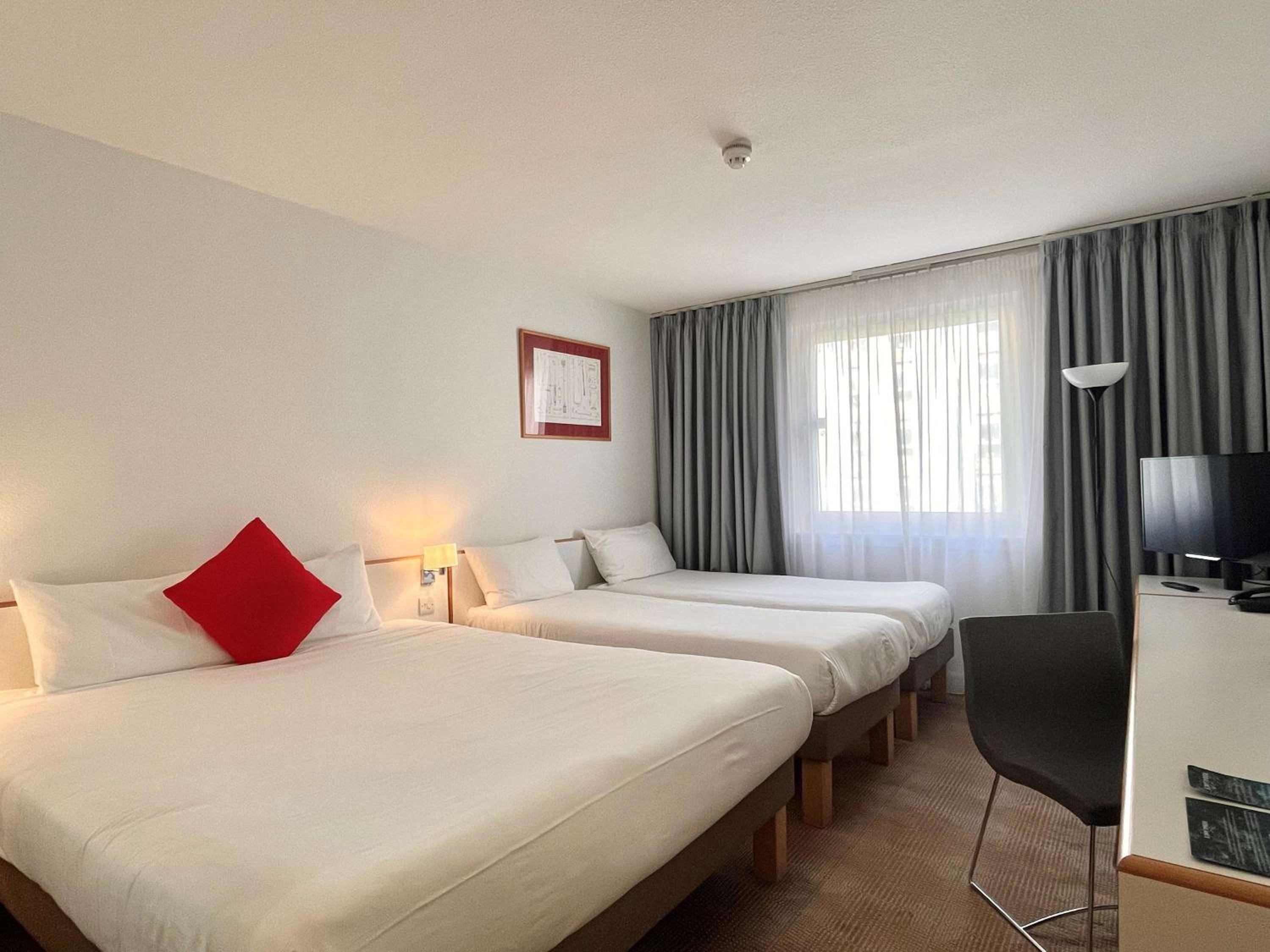 Classic Family Room with Double Bed and Two Single Beds - Photo 8
