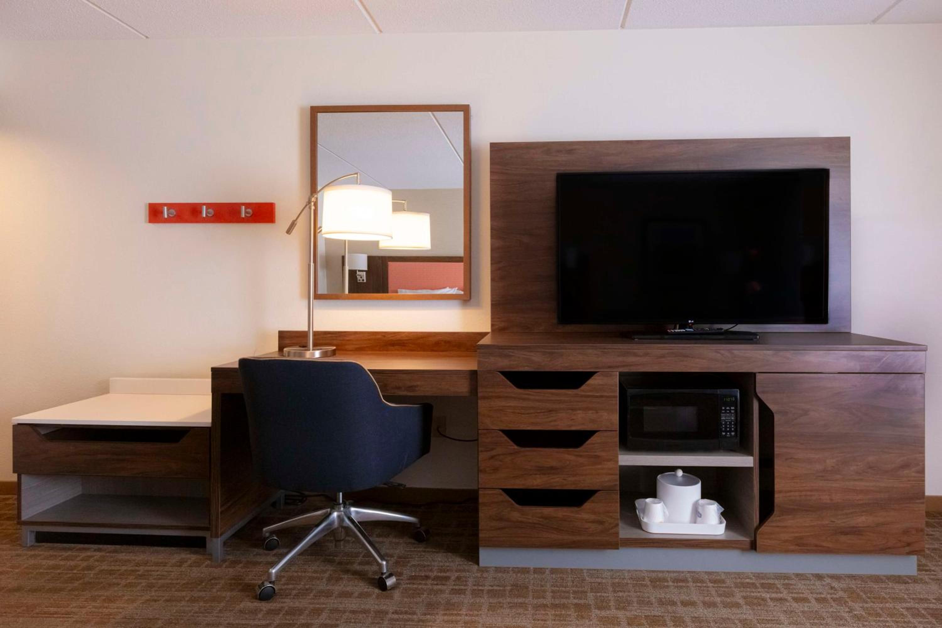King Room - Non-Smoking - Photo 2