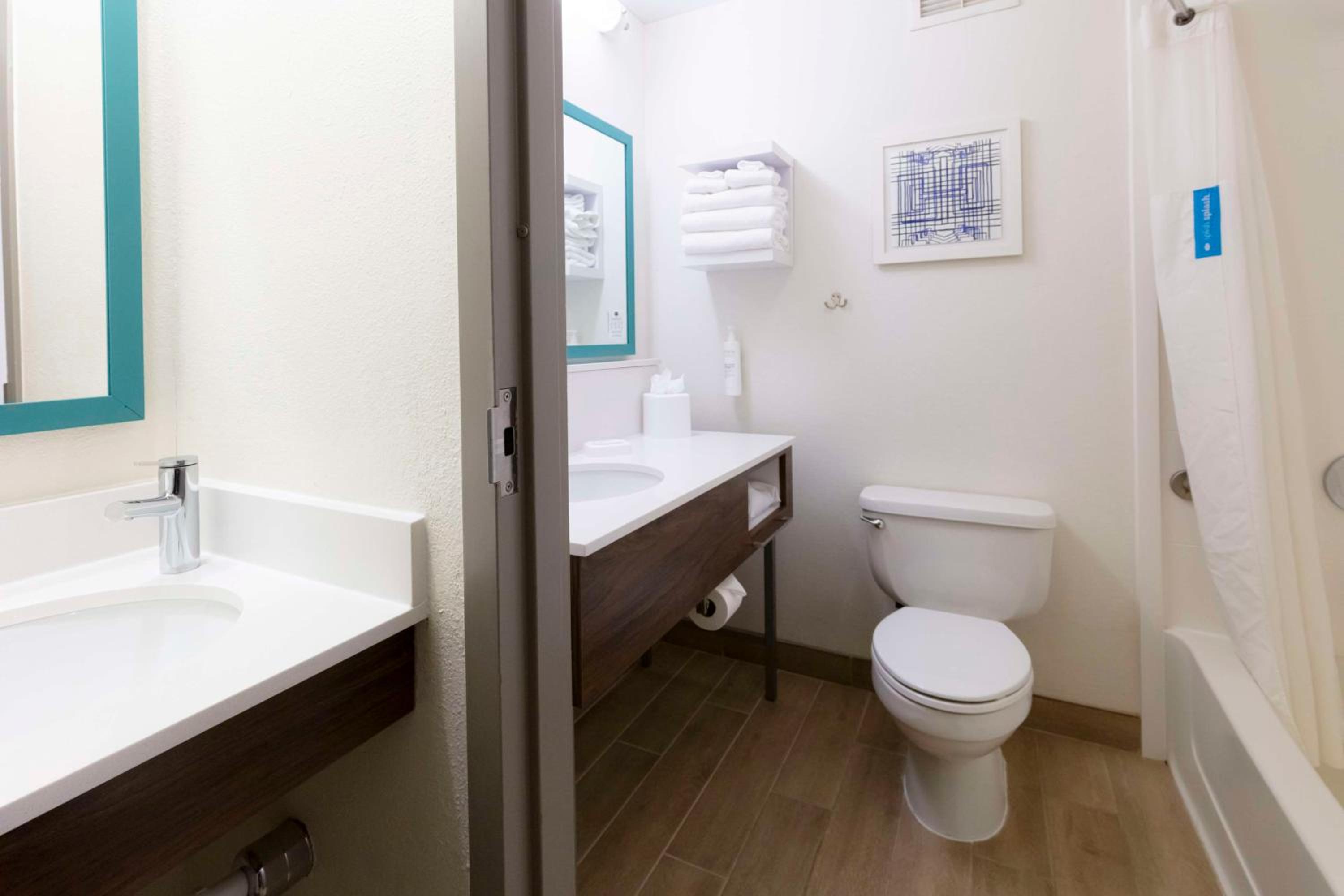 Double Room with Two Double Beds - Non-Smoking - Photo 2