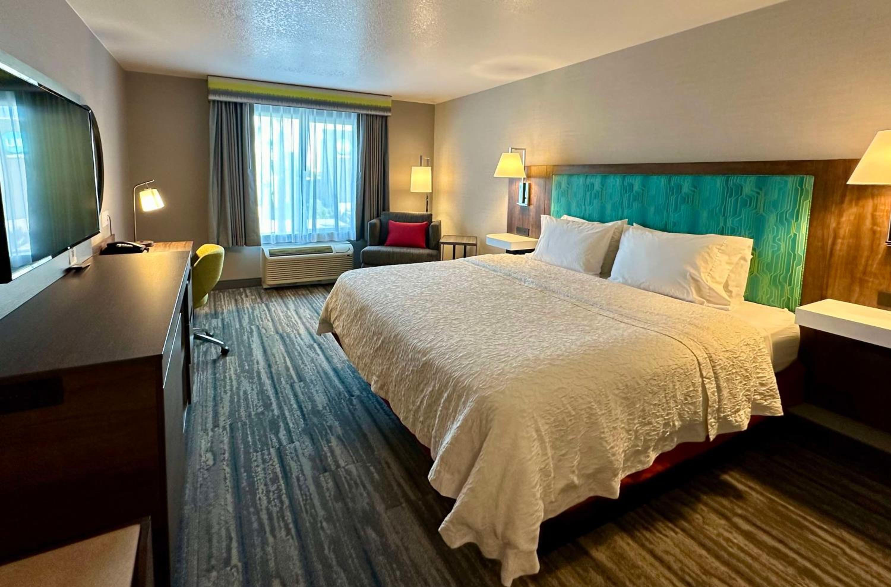 Deluxe King Room - Non-Smoking - Photo 1