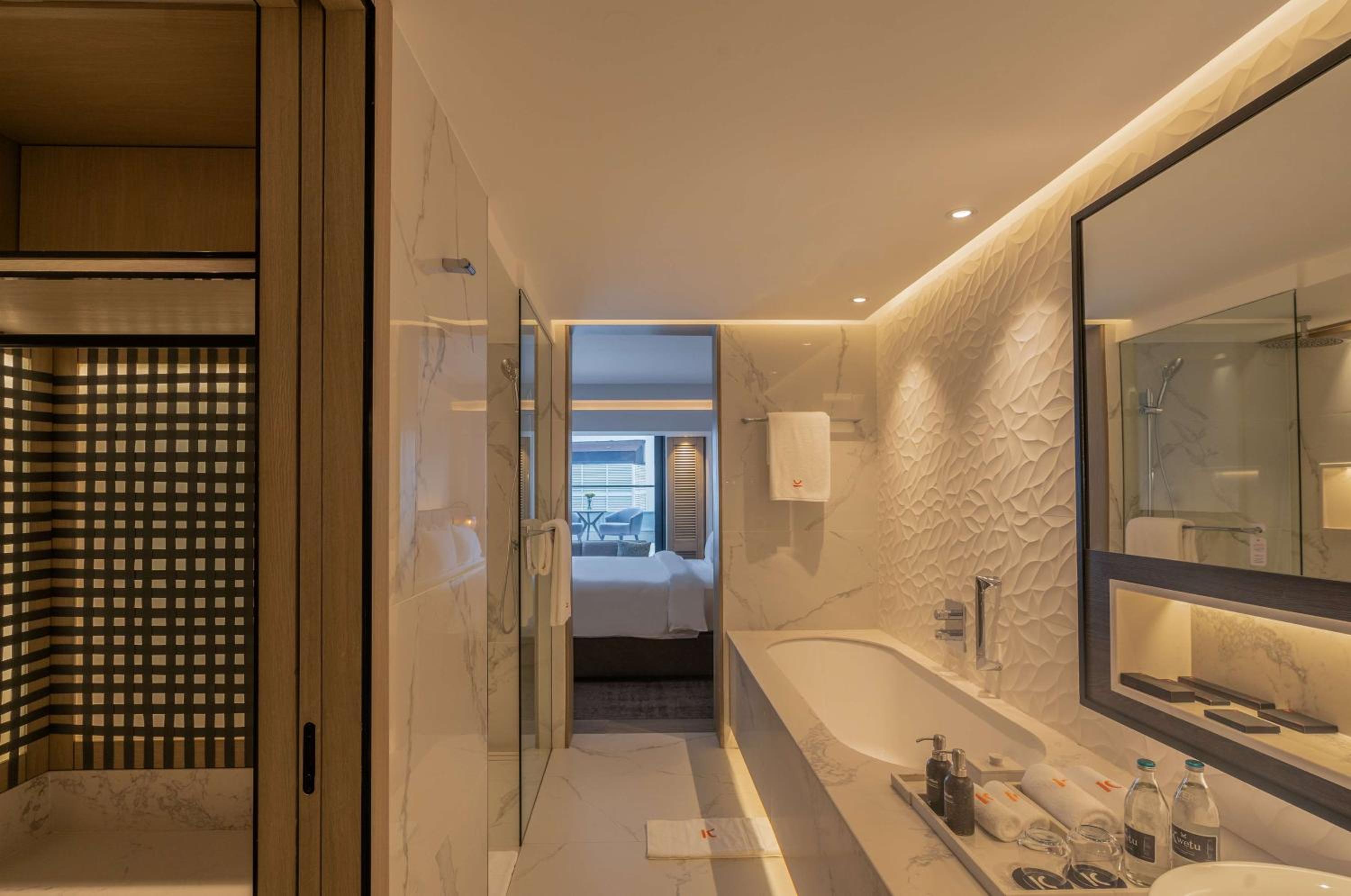 Deluxe Serene King Room - Photo 25