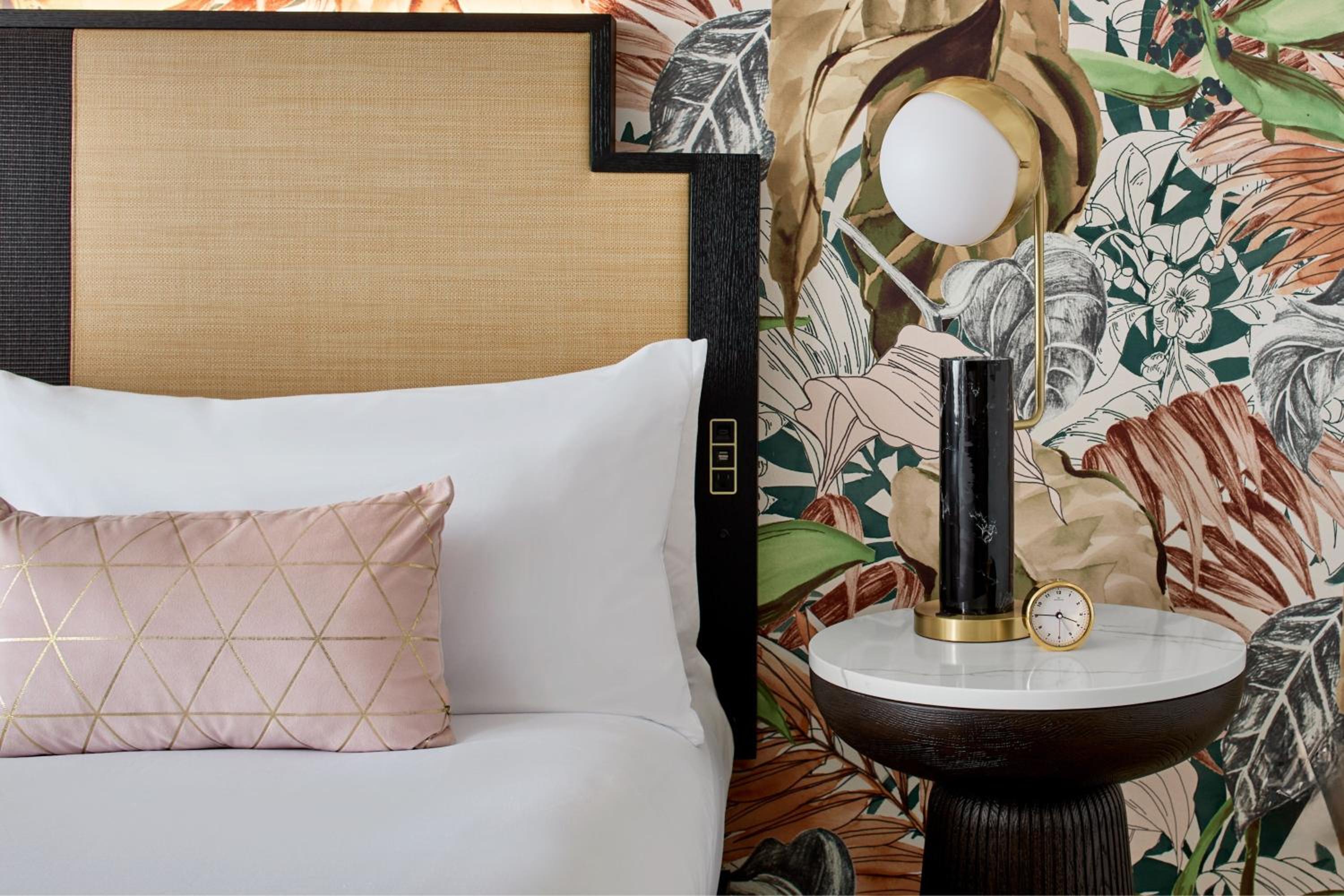 Deluxe King Room - Photo 16