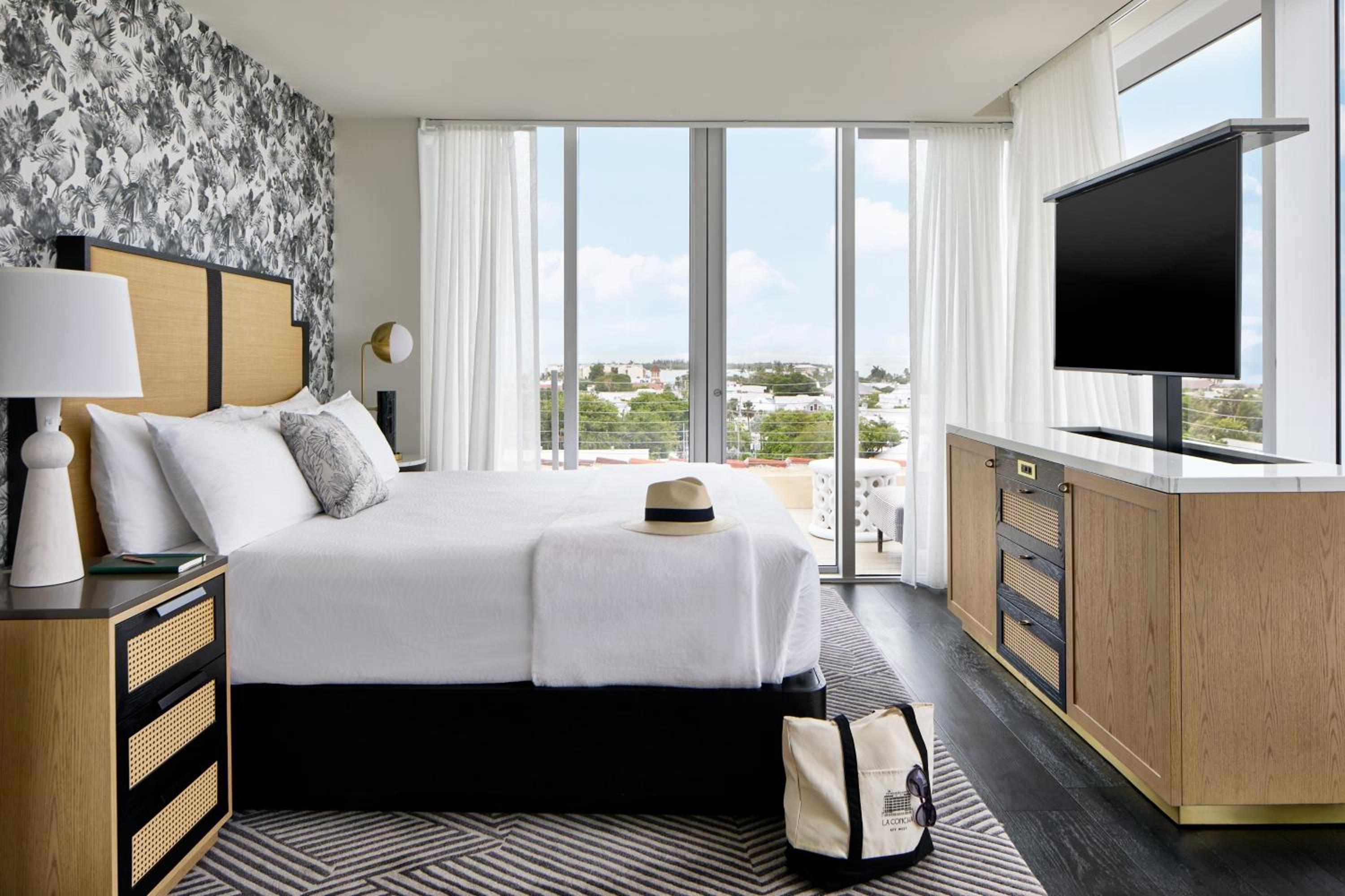 Skyline View Corner King, Penthouse Guest room thumbnail 6