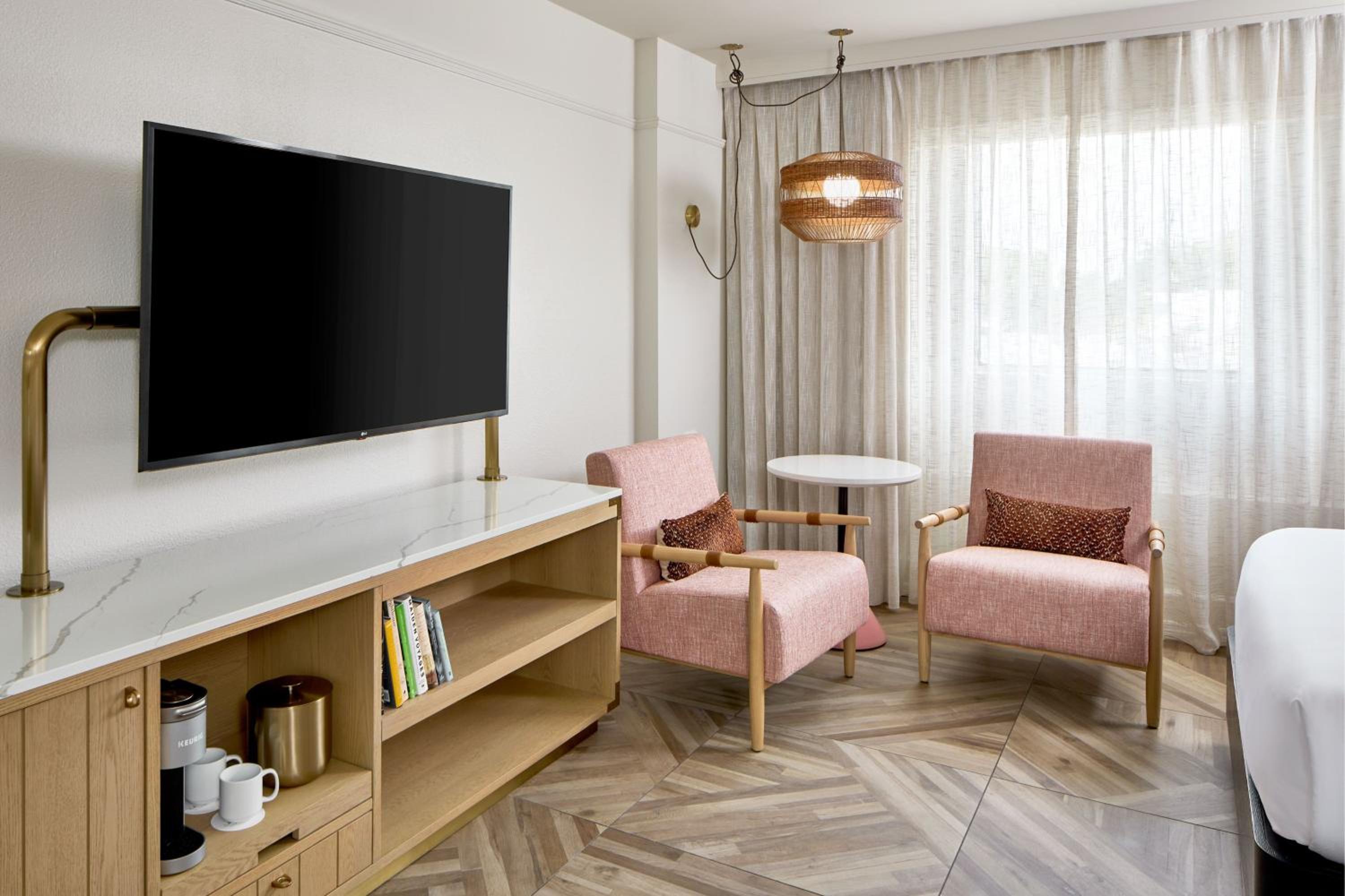 Deluxe King Room - Photo 17
