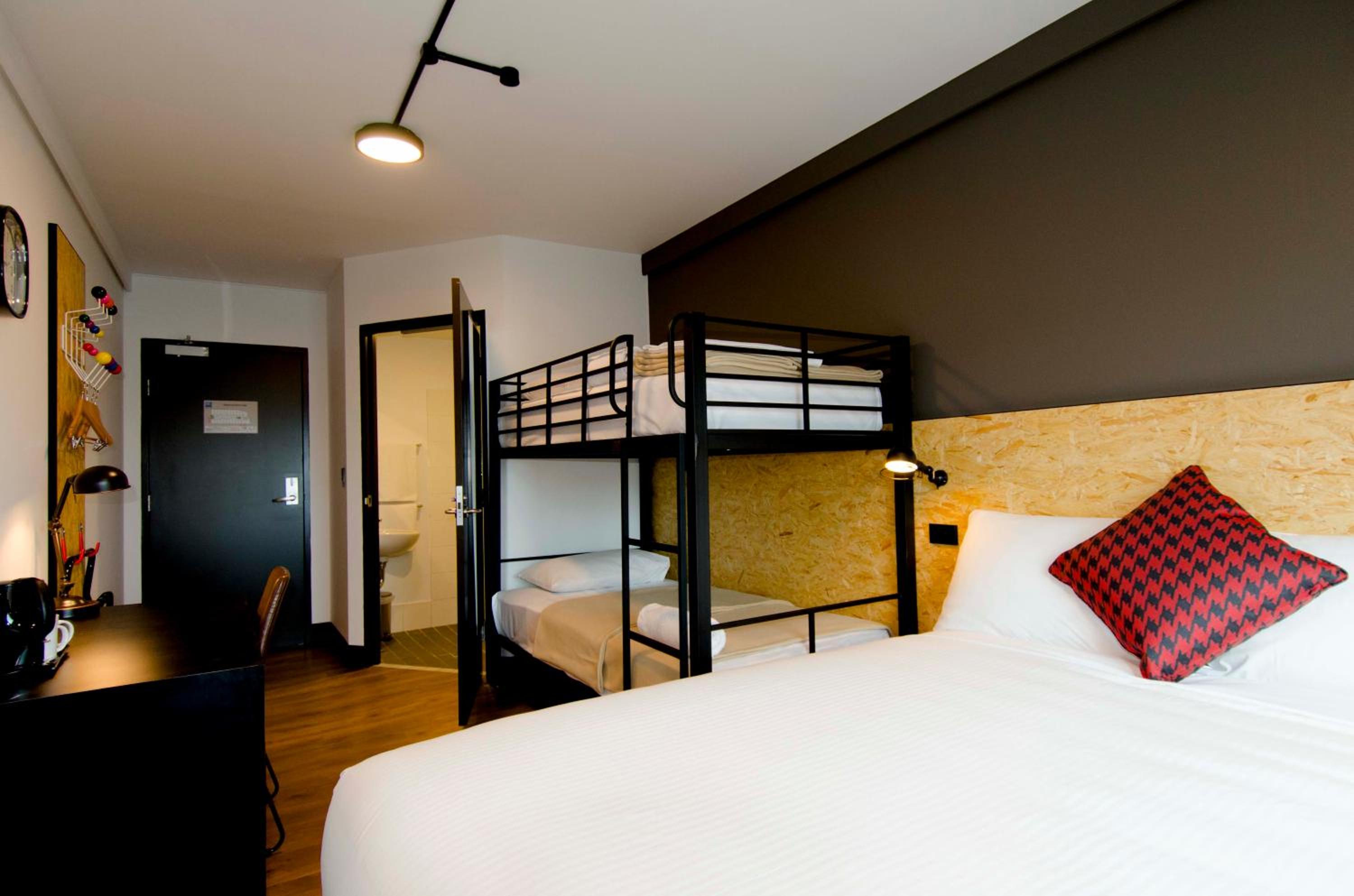 Family Room with 1 Queen Bed and 1 Bunk Bed photo 3
