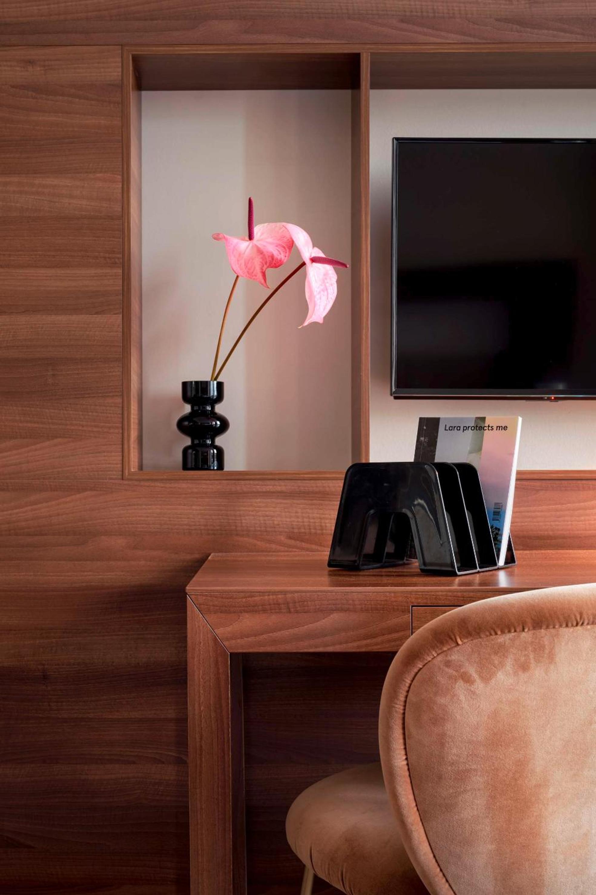 Superior Twin Room thumbnail 5