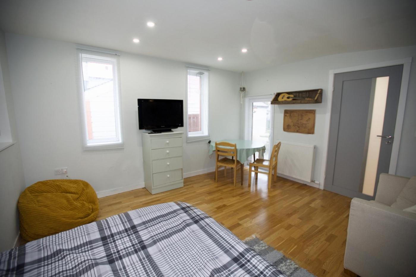 One-Bedroom House photo 2
