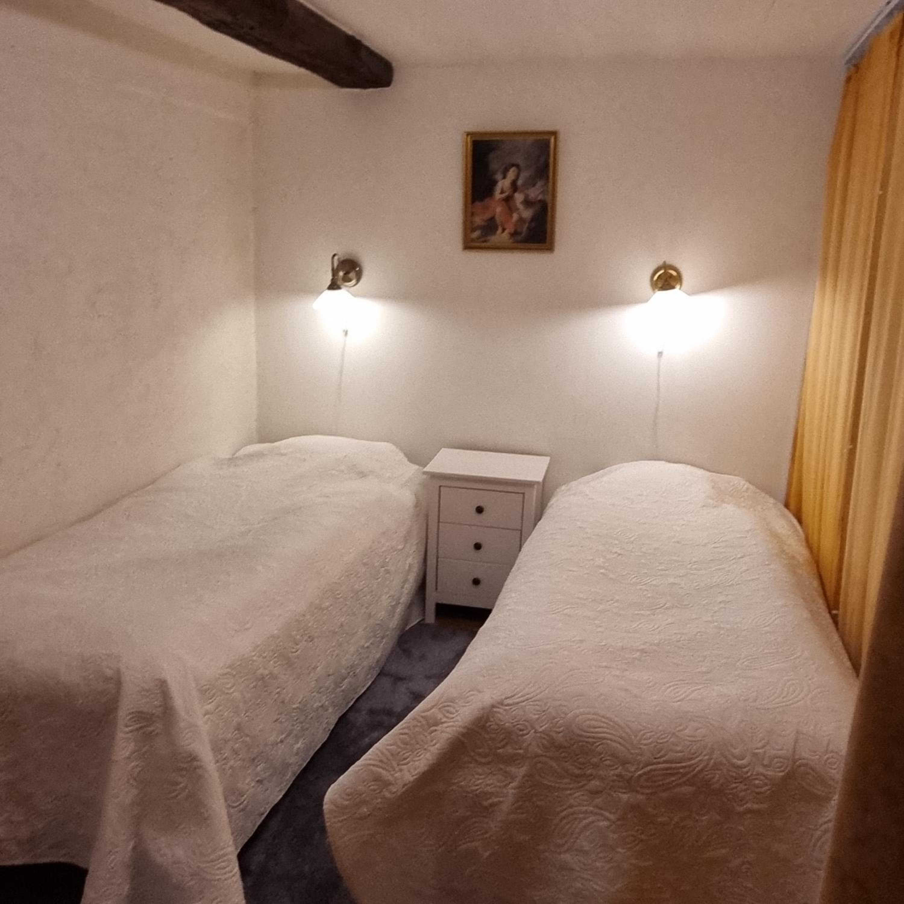 Standard Twin Room - Photo 4