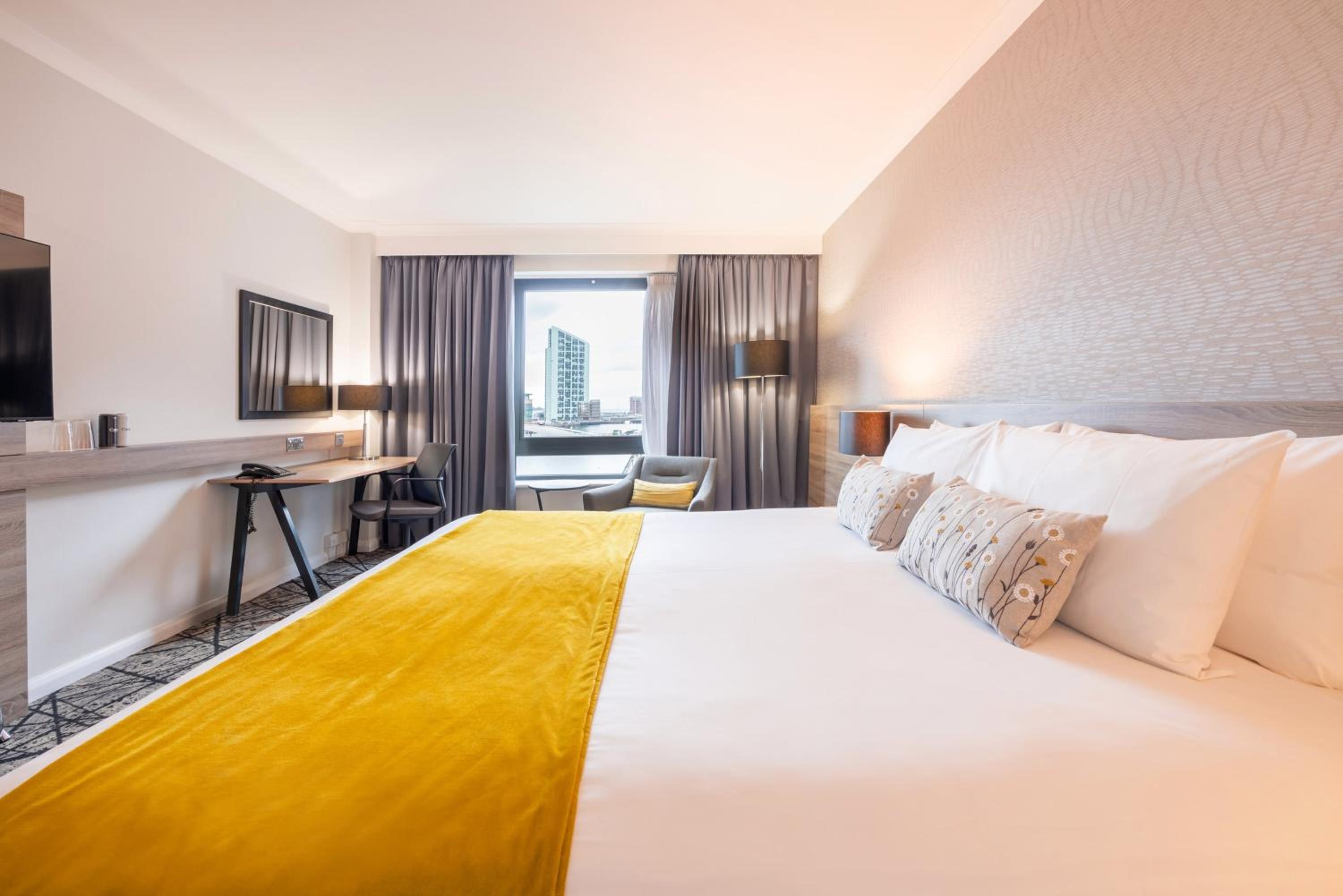 Premium King Room with River View - Lounge Access - Photo 2
