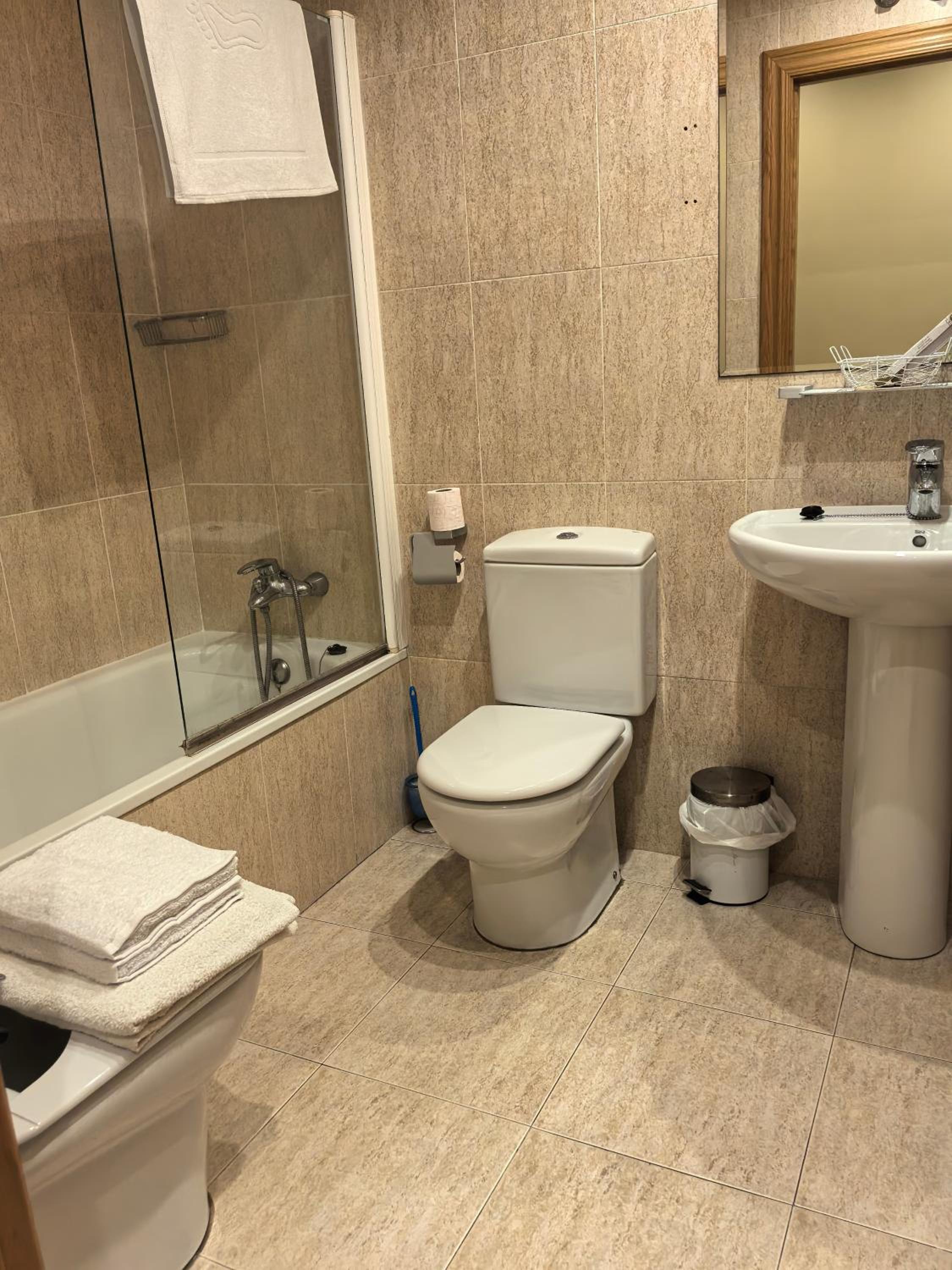 Double or Twin Room - Photo 4