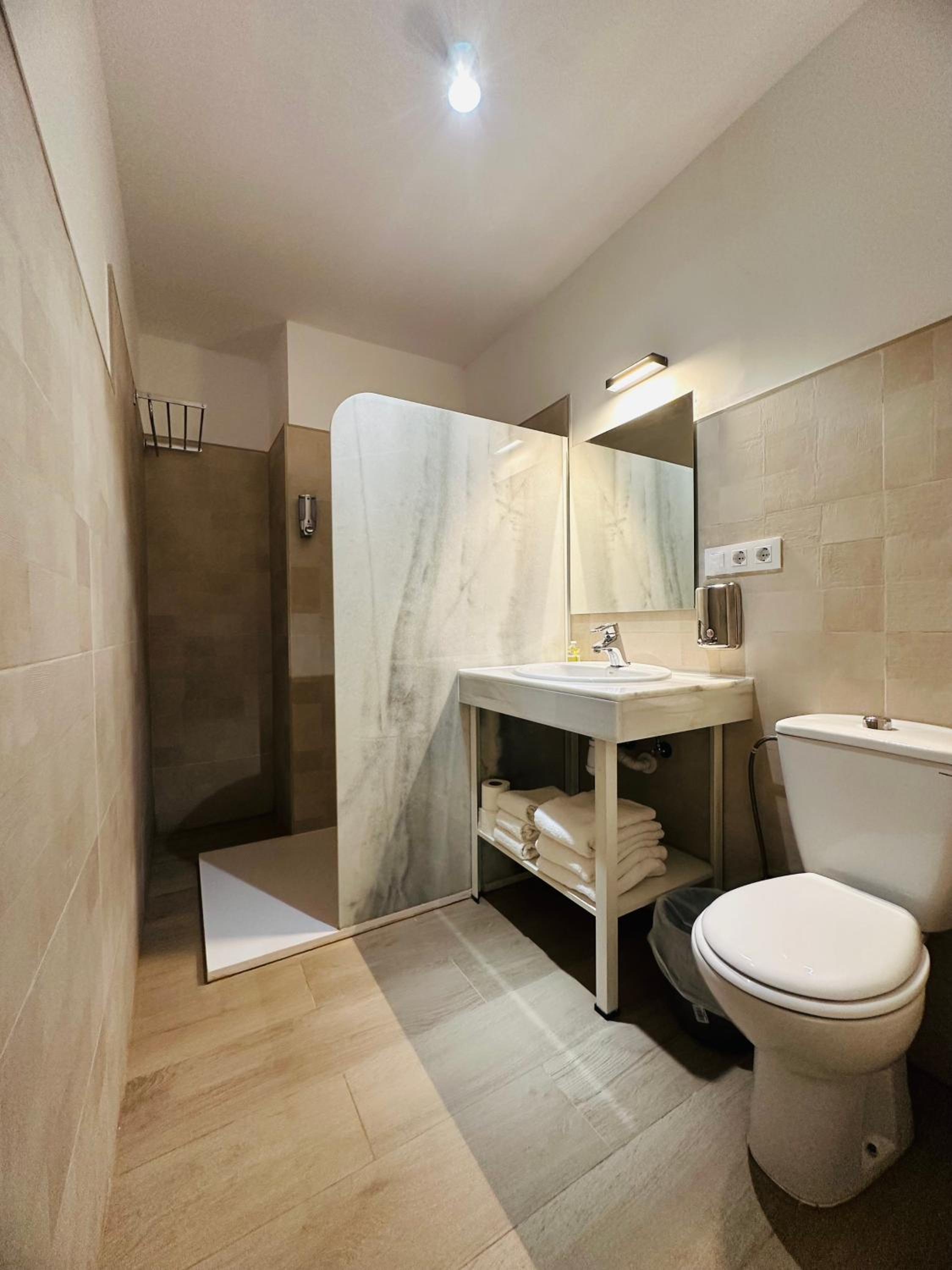 Triple Room with Private Bathroom - Photo 5
