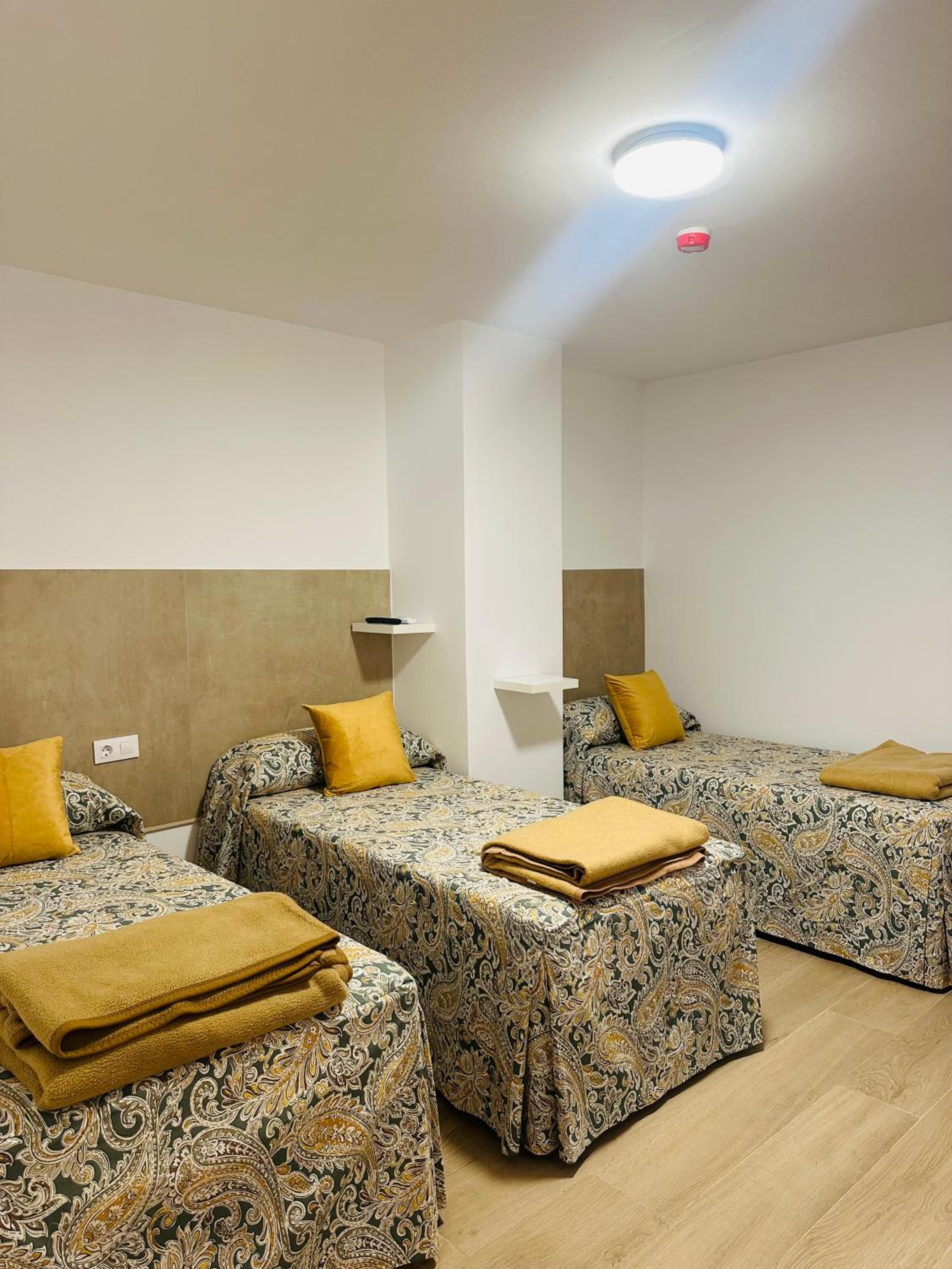 Triple Room with Private Bathroom - Photo 3