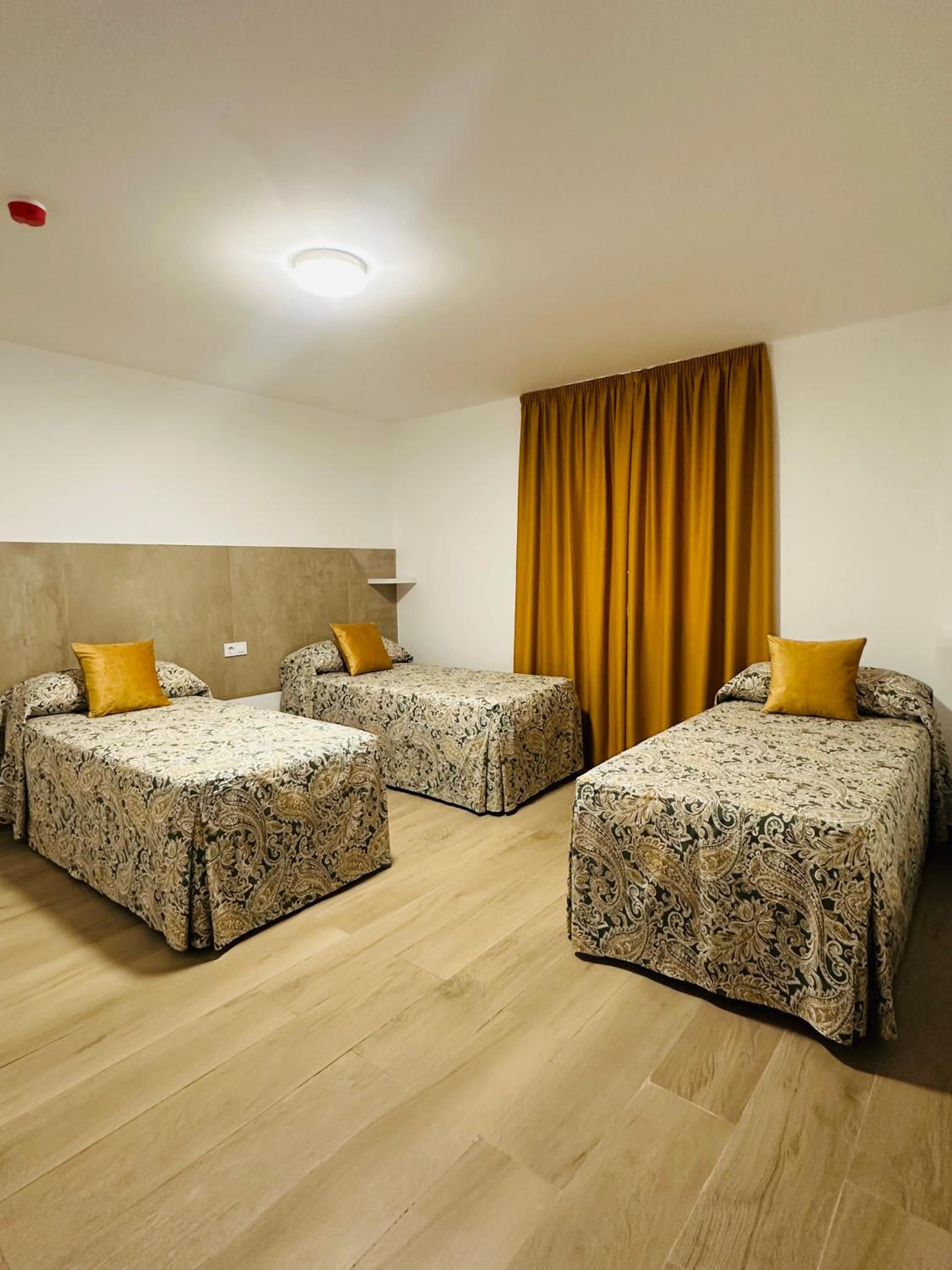 Triple Room with Private Bathroom - Photo 2