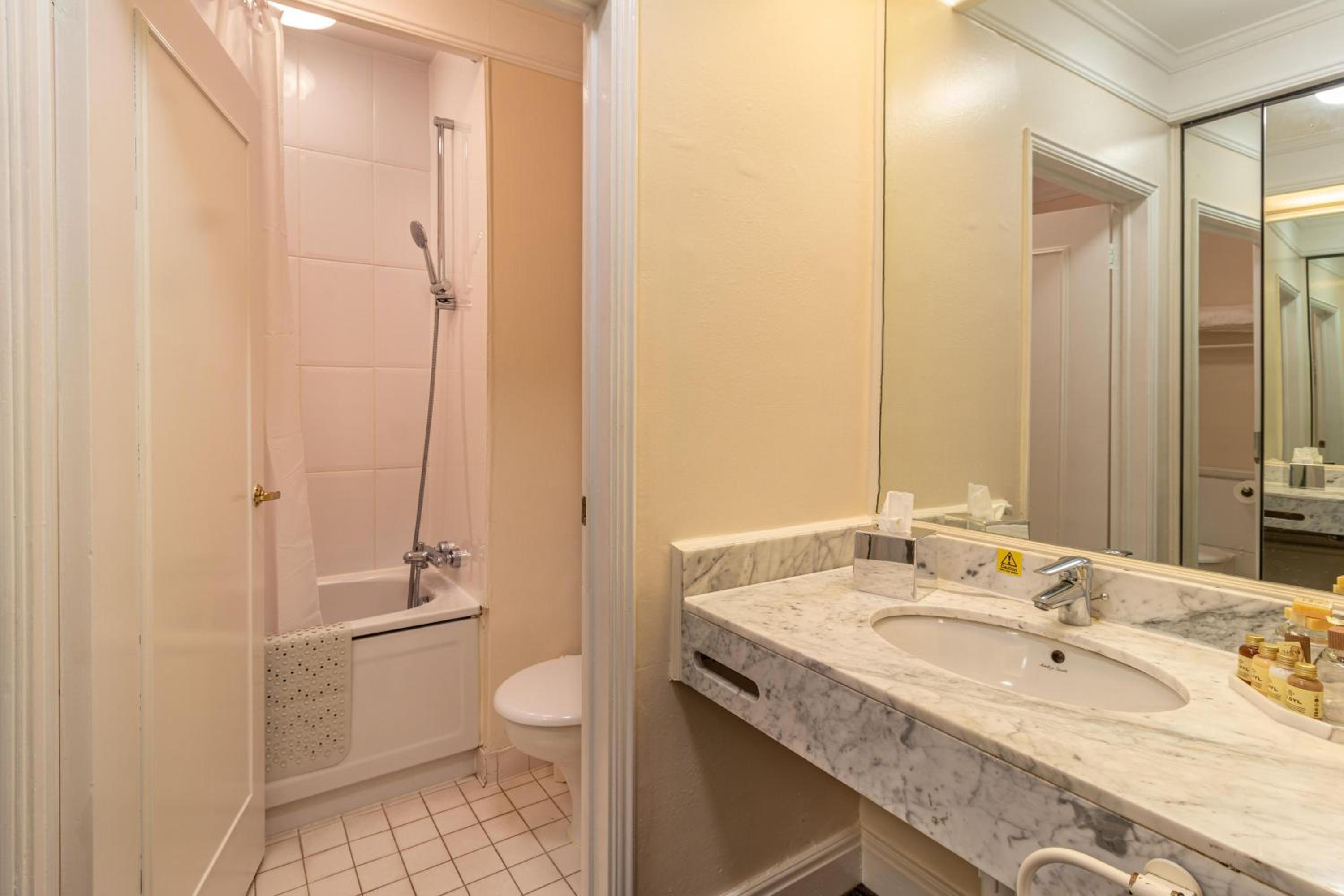 Standard Double Room - Photo 8