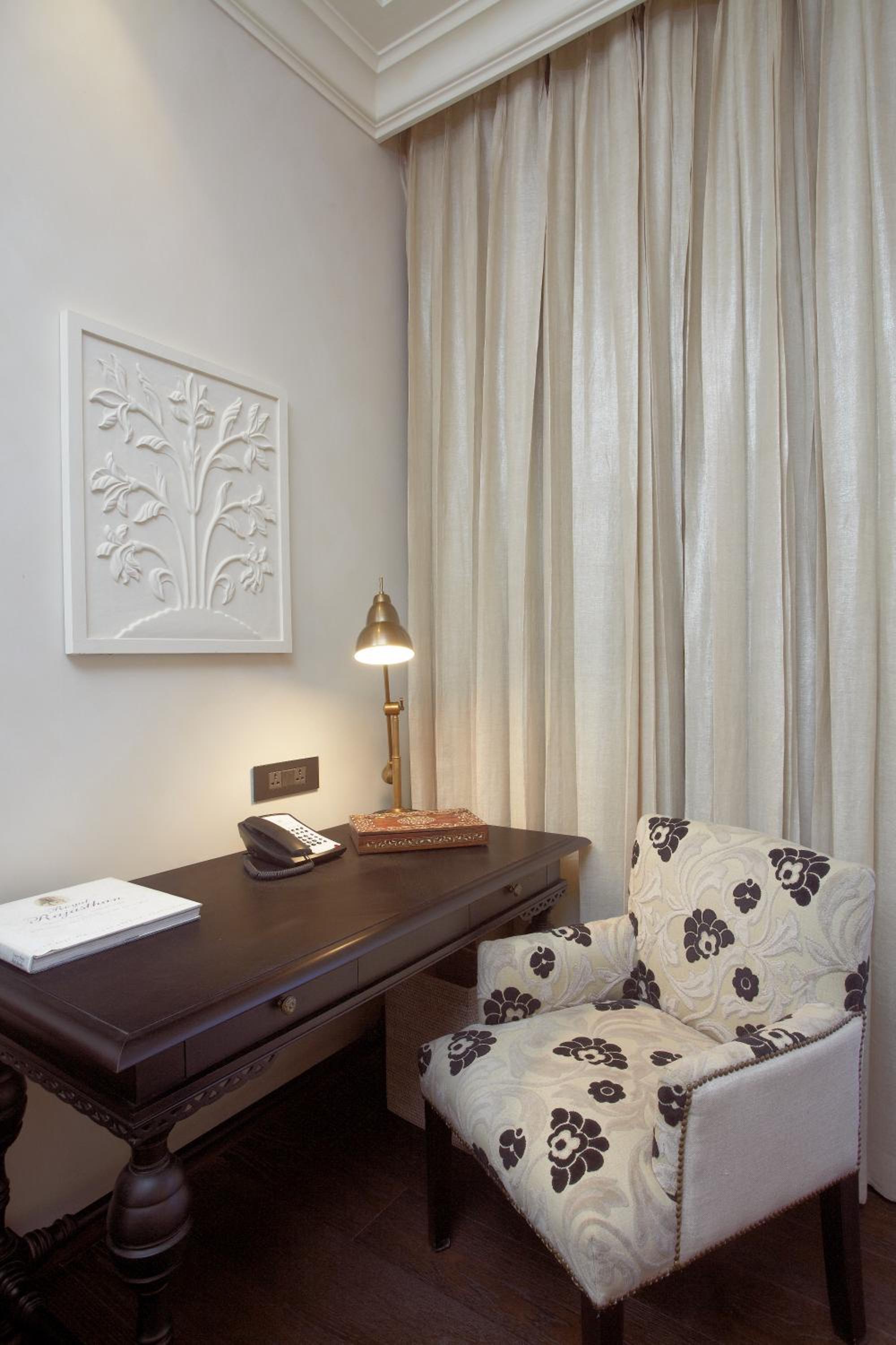 Deluxe Room Twin (Non Smoking):2 complimentary craft beers or signature cocktail at Anjum per room per stay, Happy Hours (Buy 1 Get 1) at Anjum Bar on Select beverages,20% off on Food & Soft Beverage and Laundry, Set dinner for couple at Zarin@INR 5000++  - Photo 3