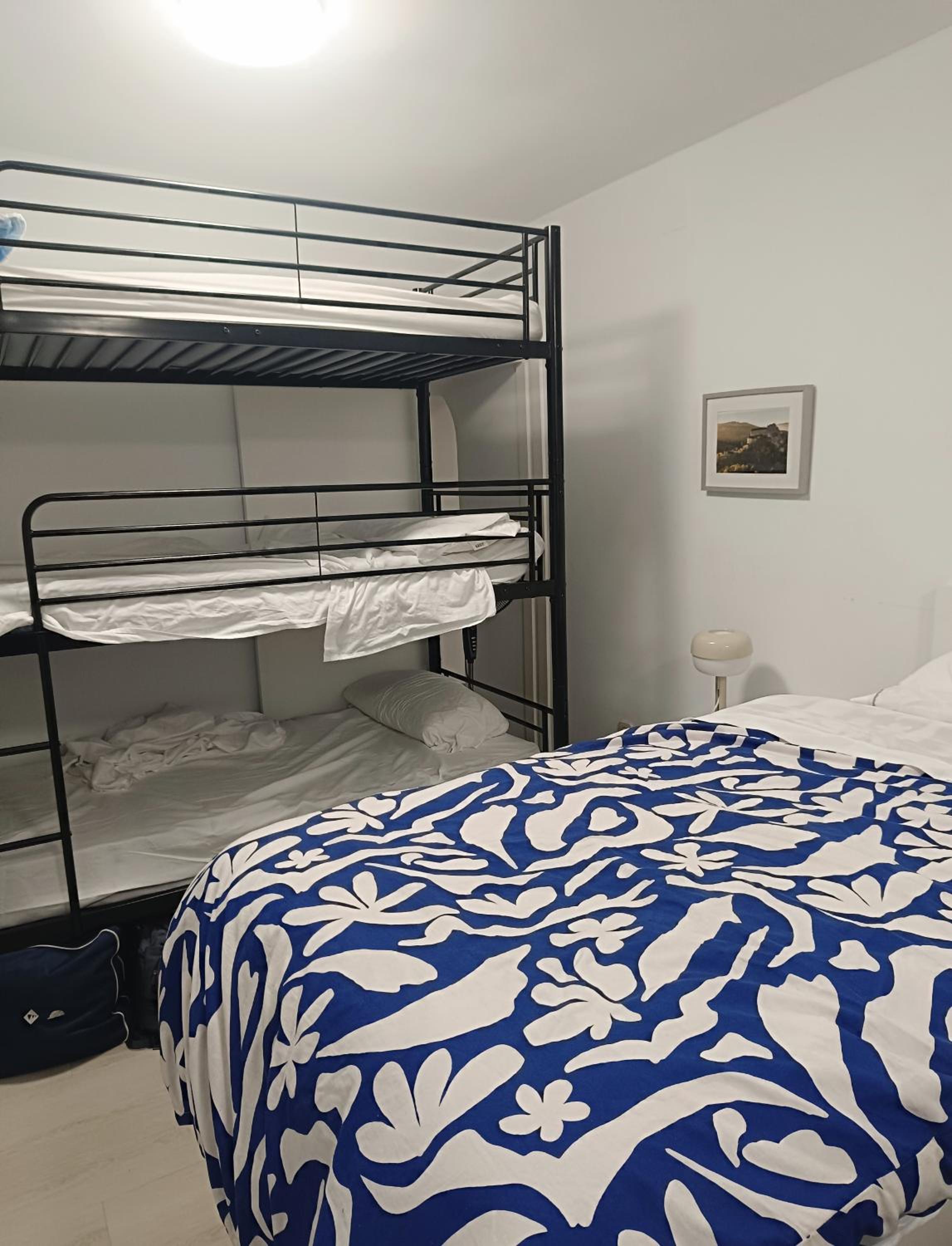Cama en habitación compartida masculina.