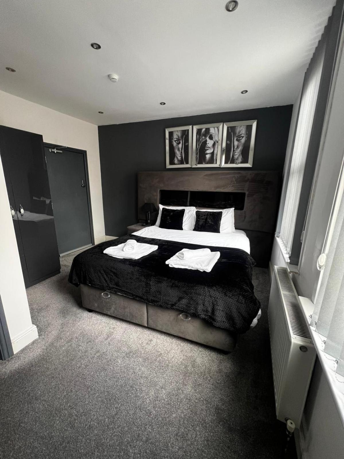 Double Room with Private Bathroom photo 2