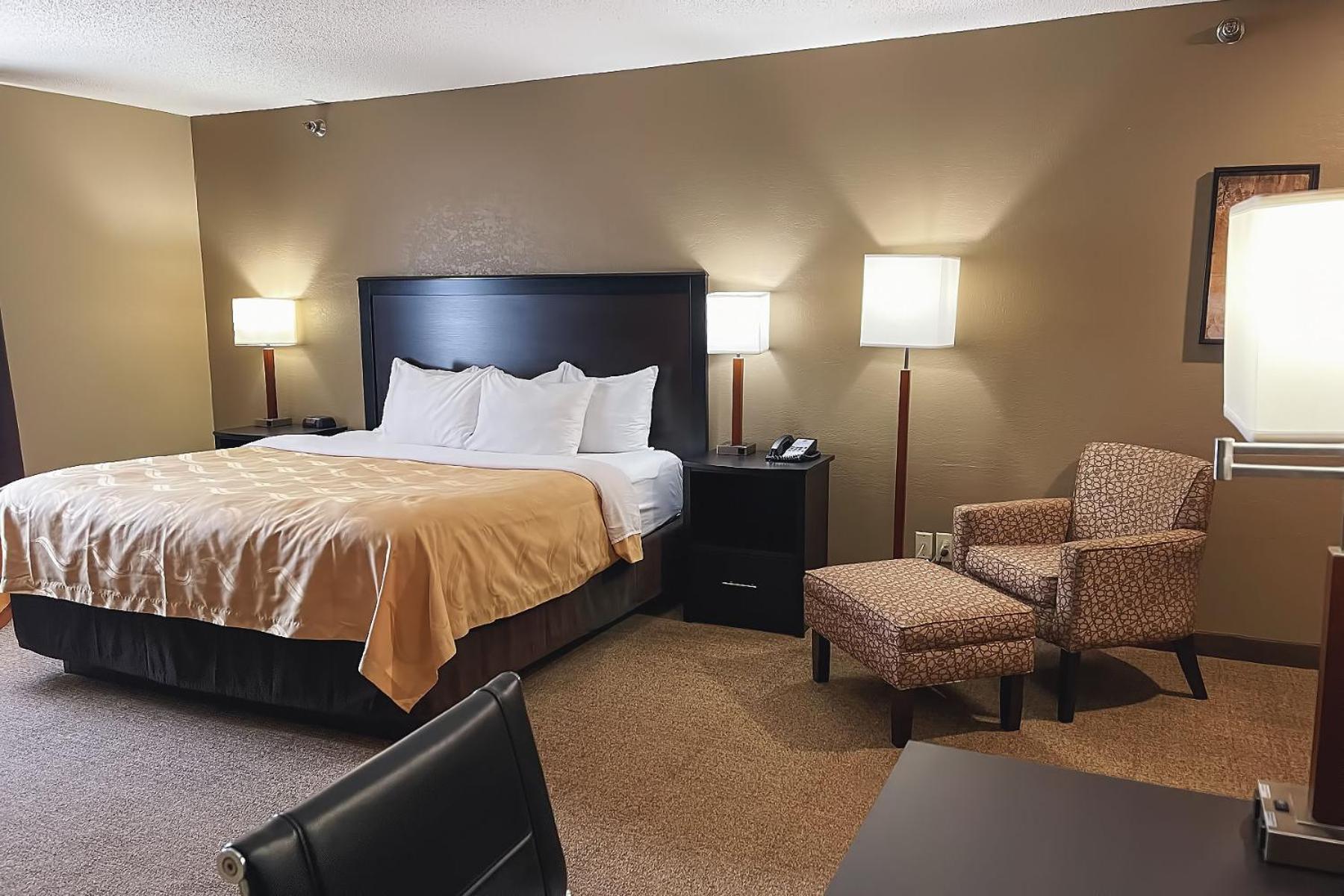 King Suite - Non-Smoking - Photo 2