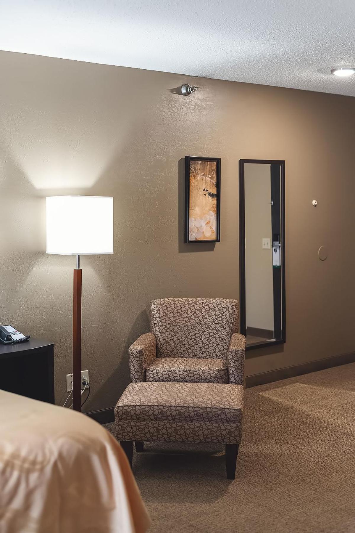 King Suite - Non-Smoking - Photo 3