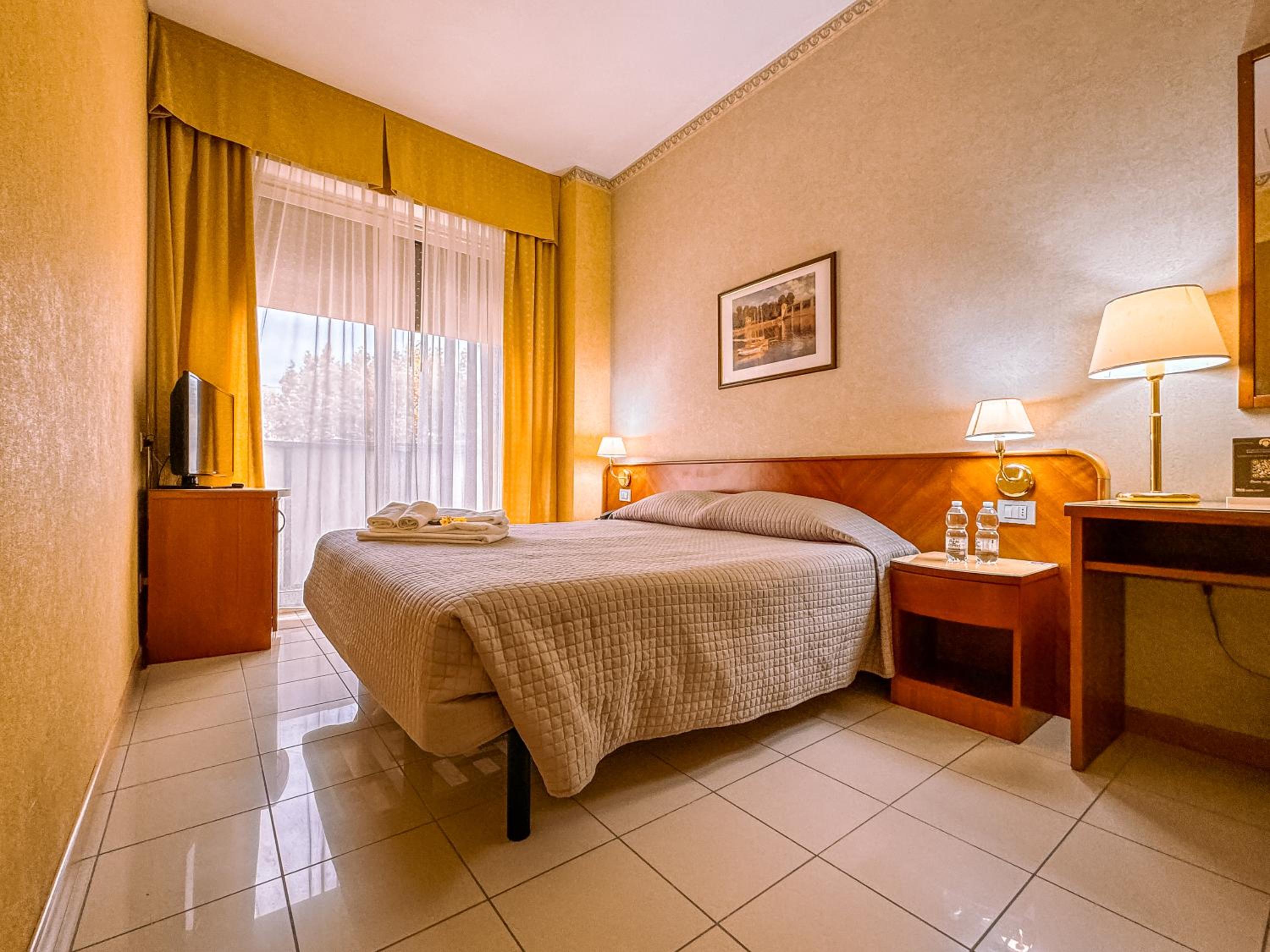Small Double or Twin Room photo 1