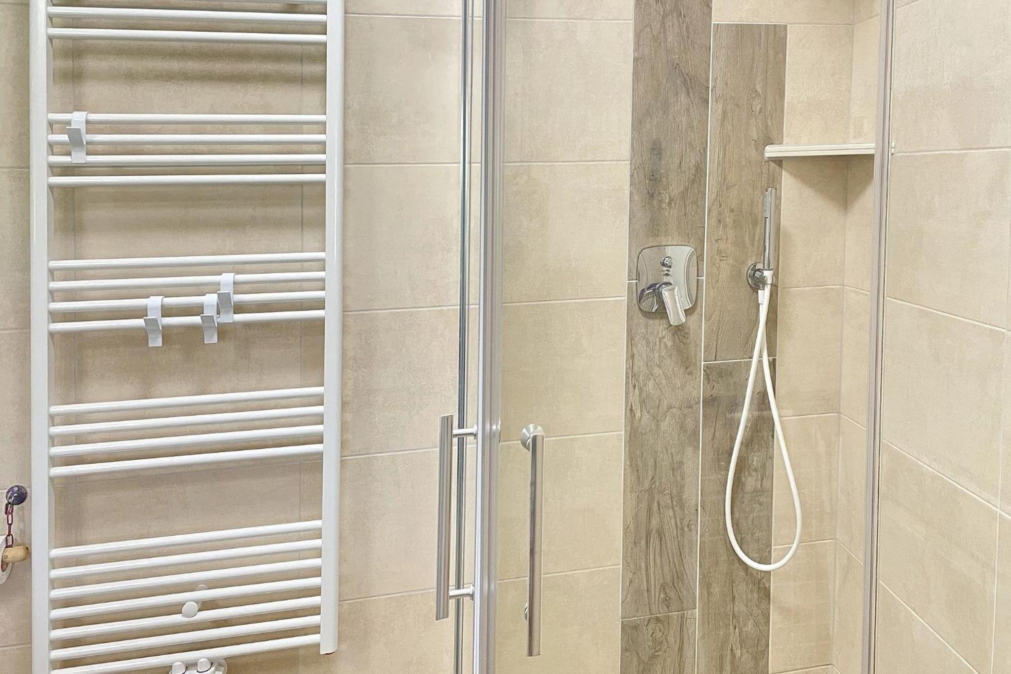 Apartment With Shower photo 2