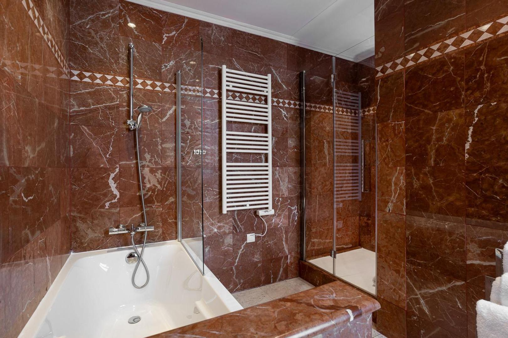 Suite with City View - Photo 3