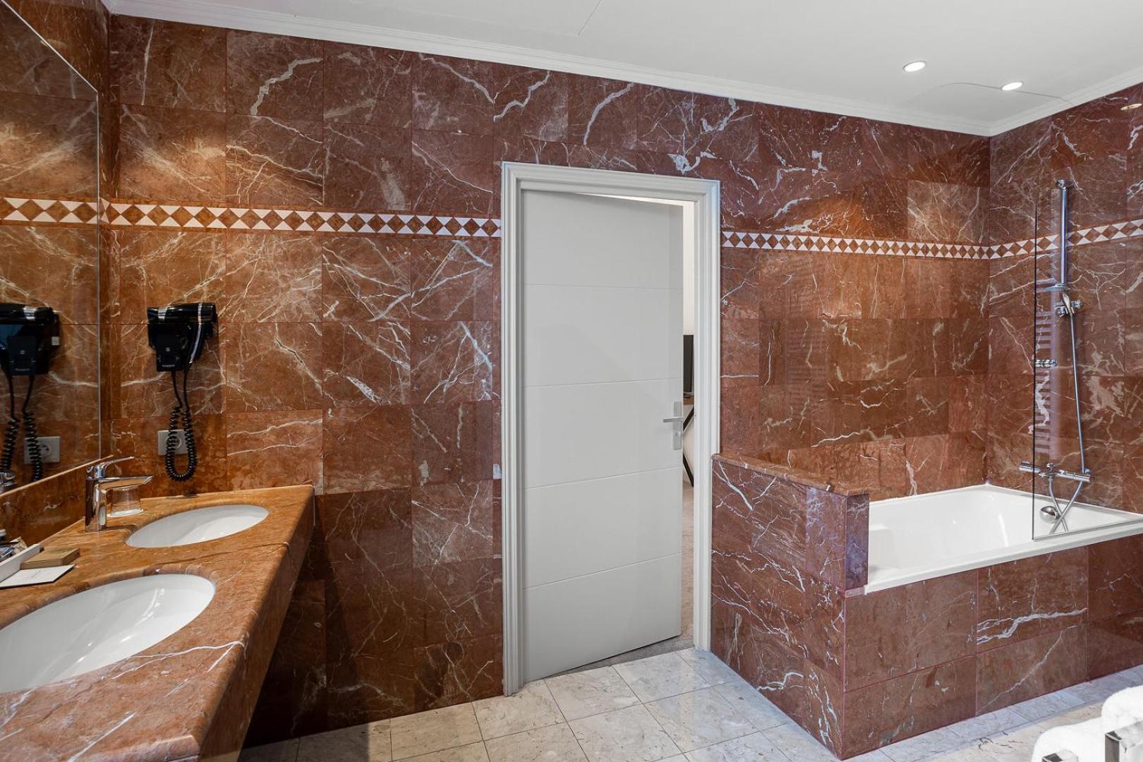 Suite with City View - Photo 2