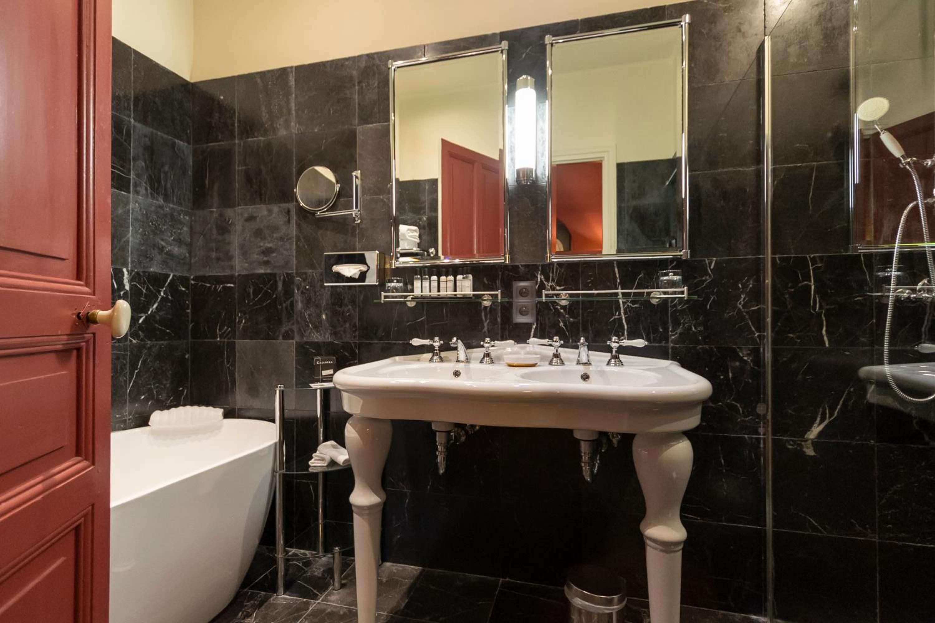 Suite Demeure - Garden View - Photo 10