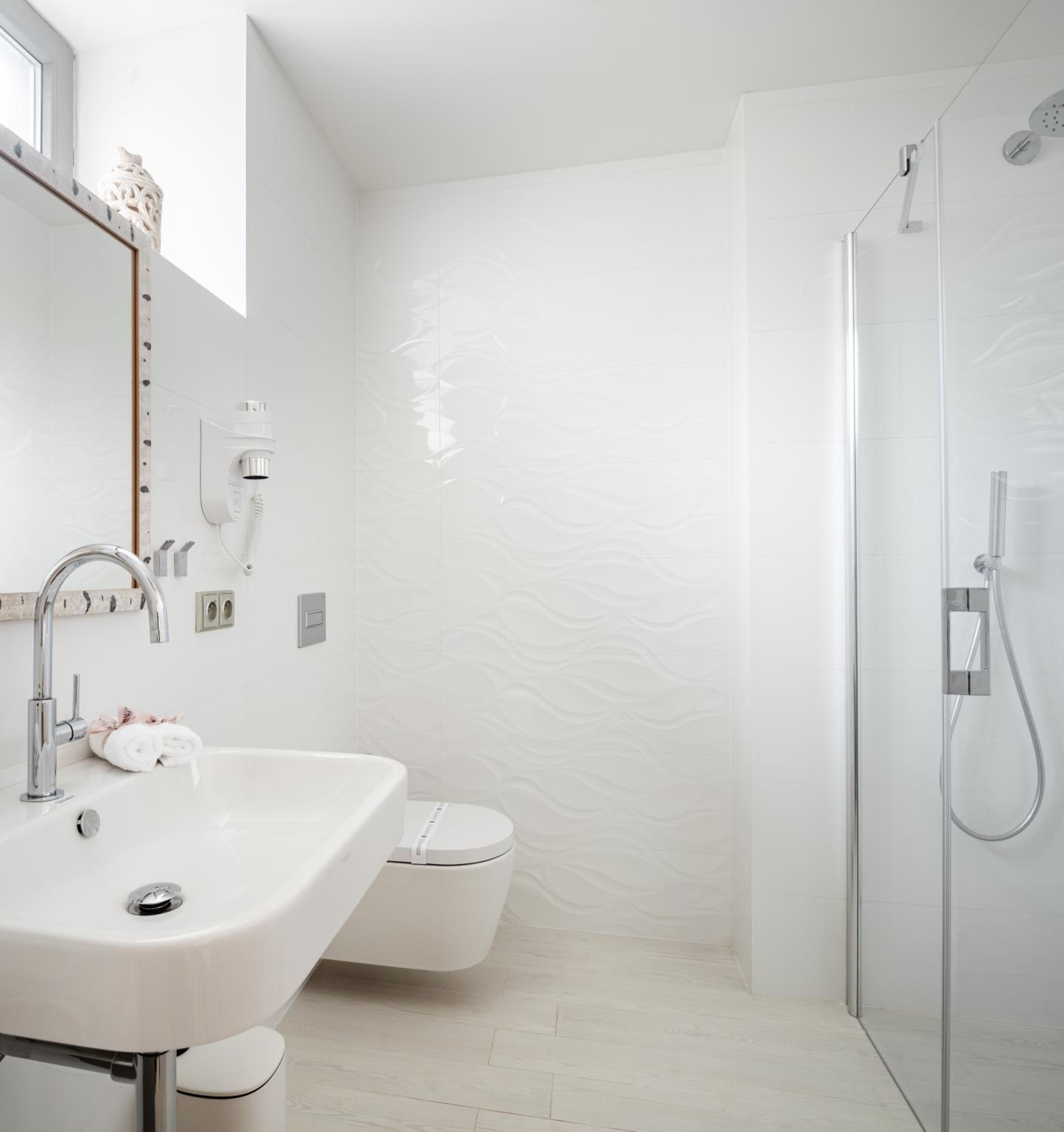 Deluxe Double Room with Balcony - Photo 8