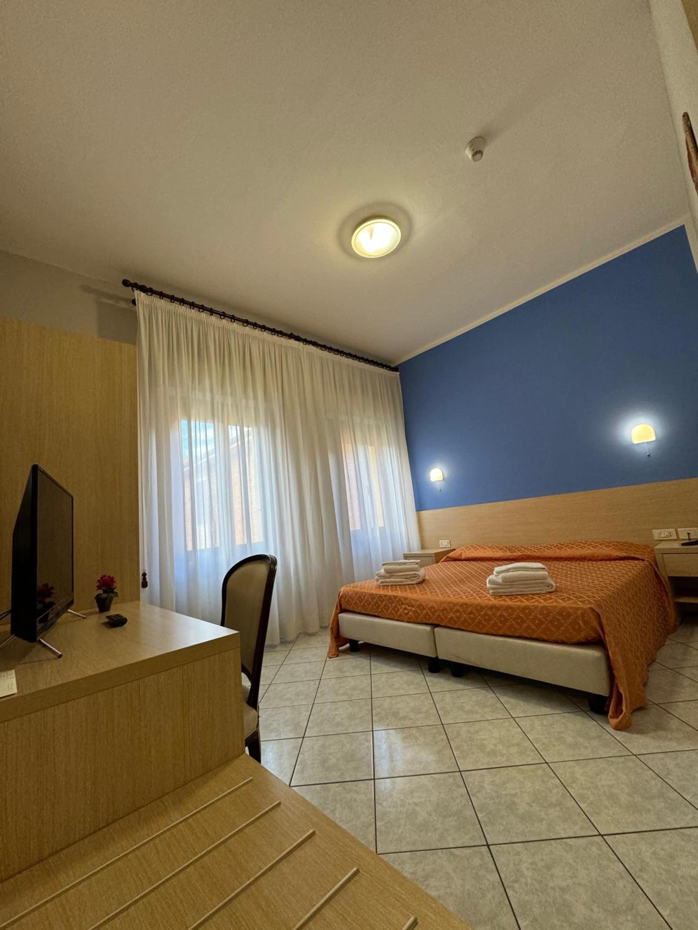 Double Room - Photo 5