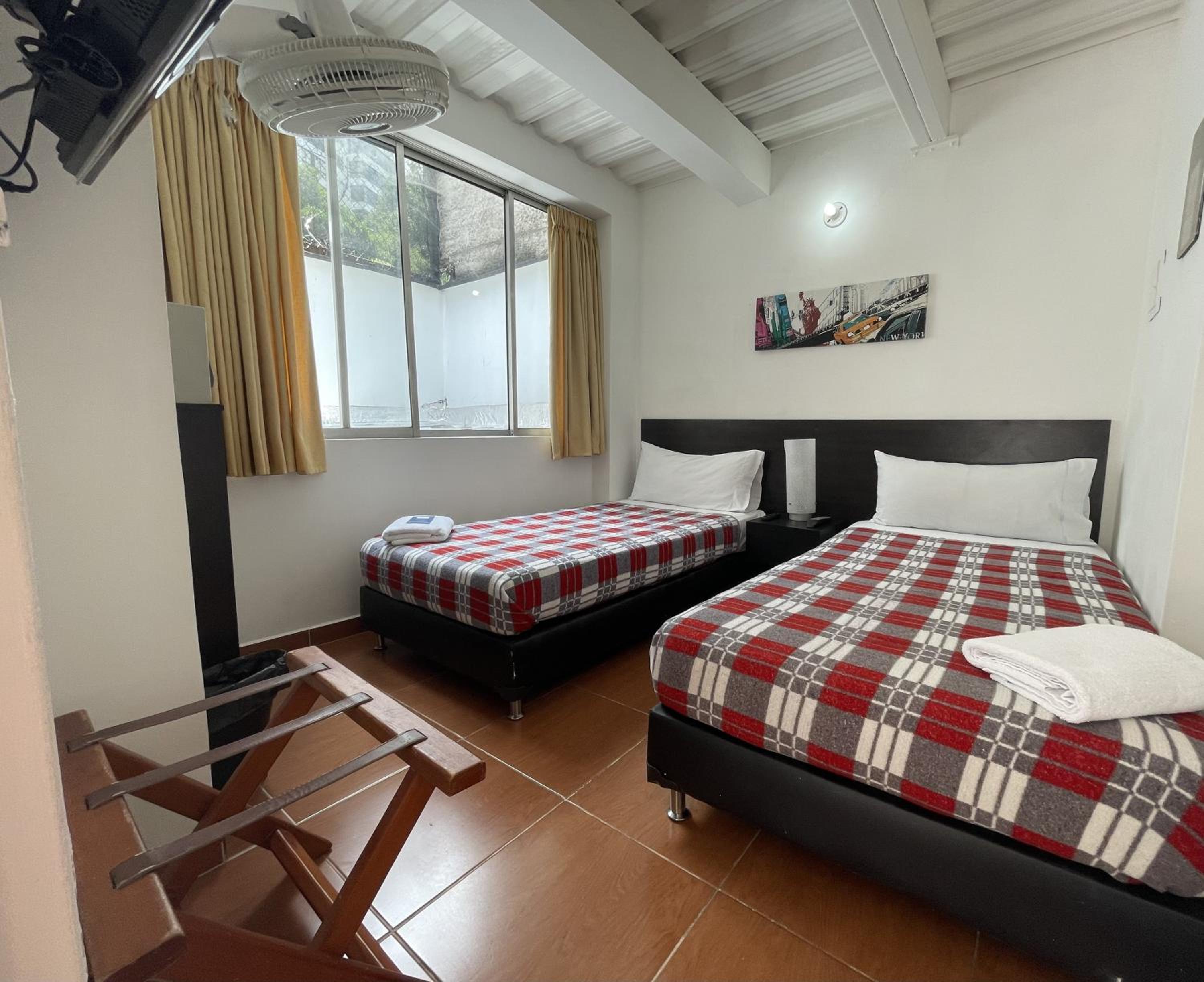 Standard Twin Room with Shared Bathroom photo 2