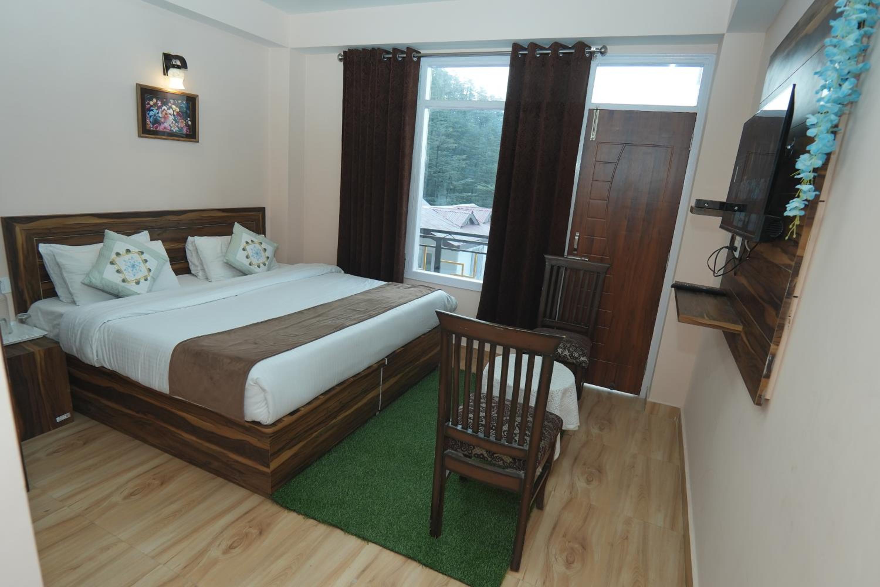Family Room With Balcony photo 1