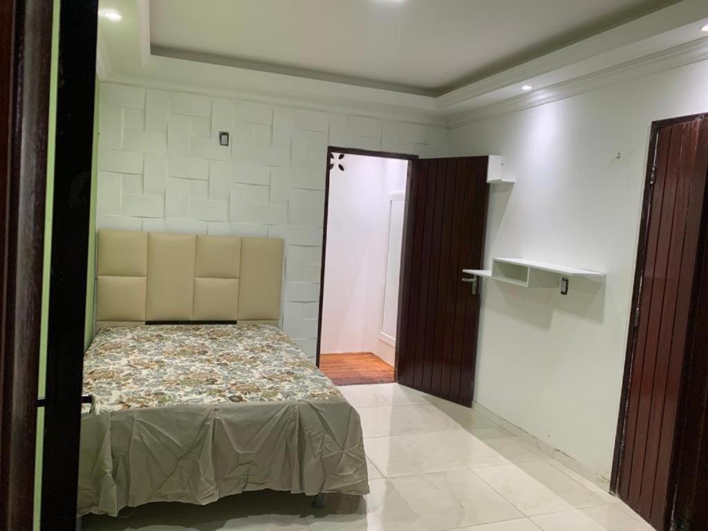 Five-Bedroom House photo 3