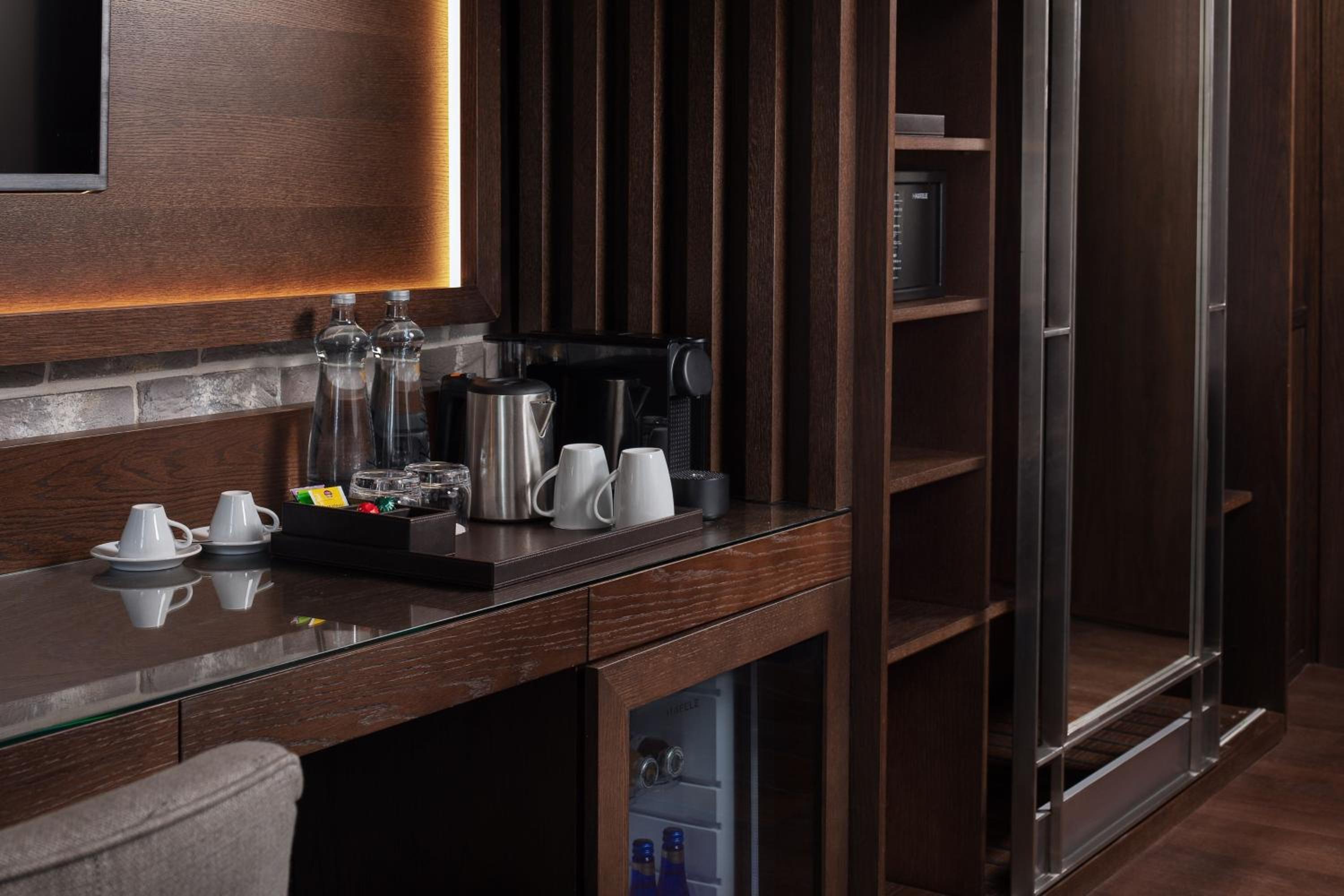 Banque Building King Suite