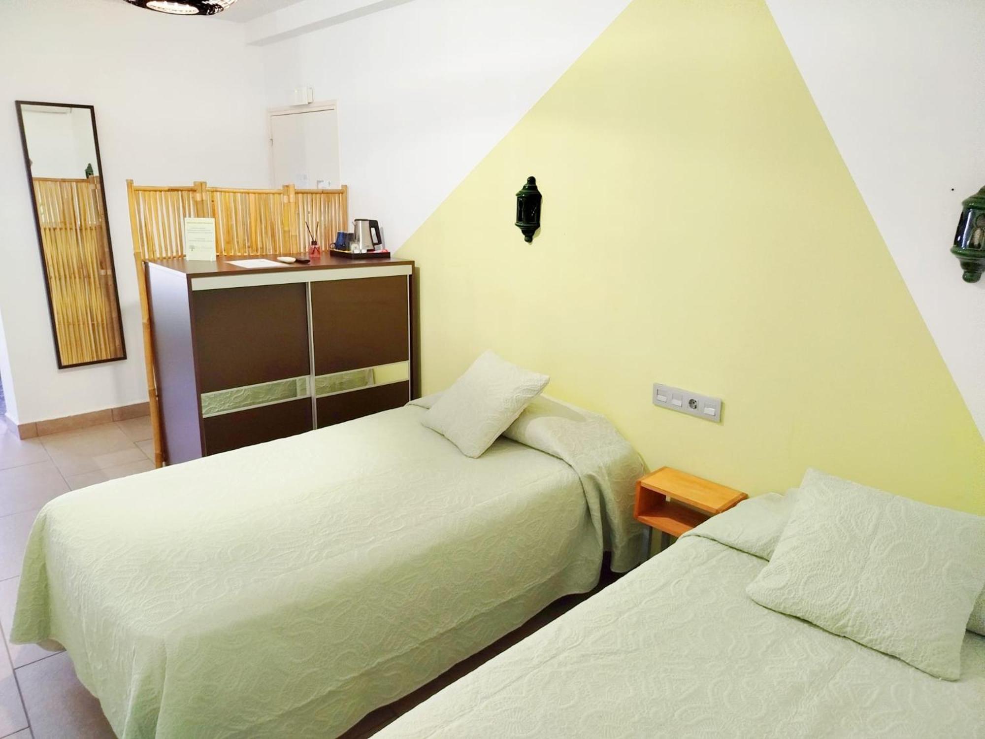 Twin Room - Photo 3