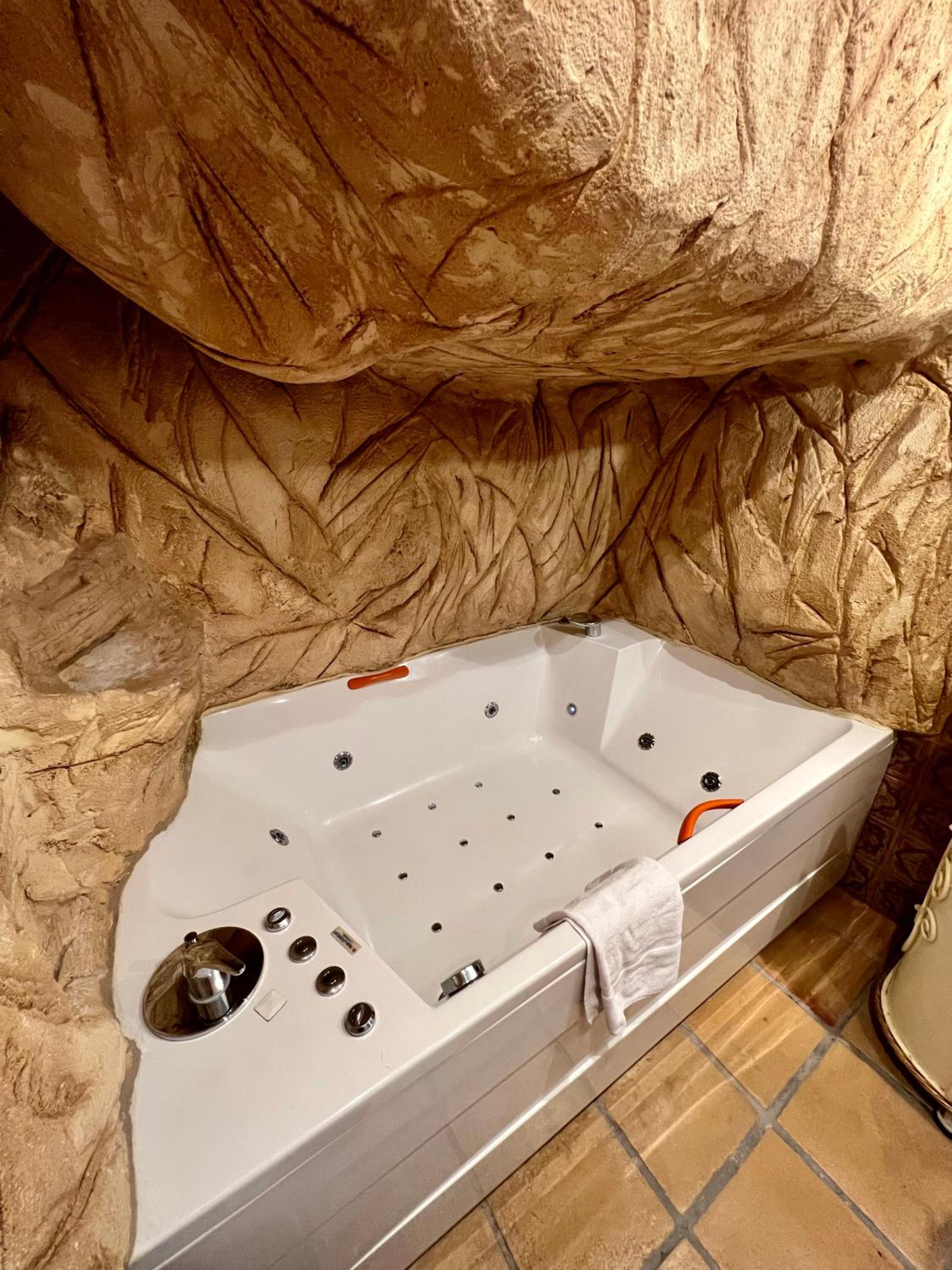 Suite with Hot Tub photo 2