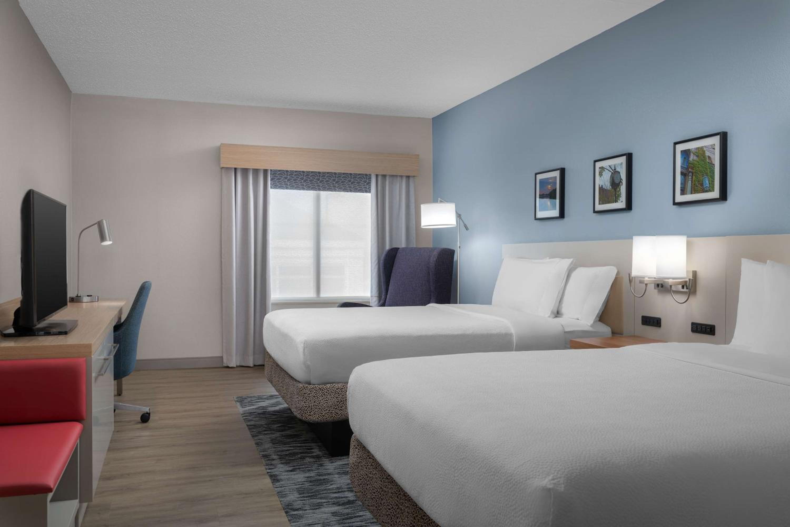 Queen Room with Two Queen Beds - Photo 3