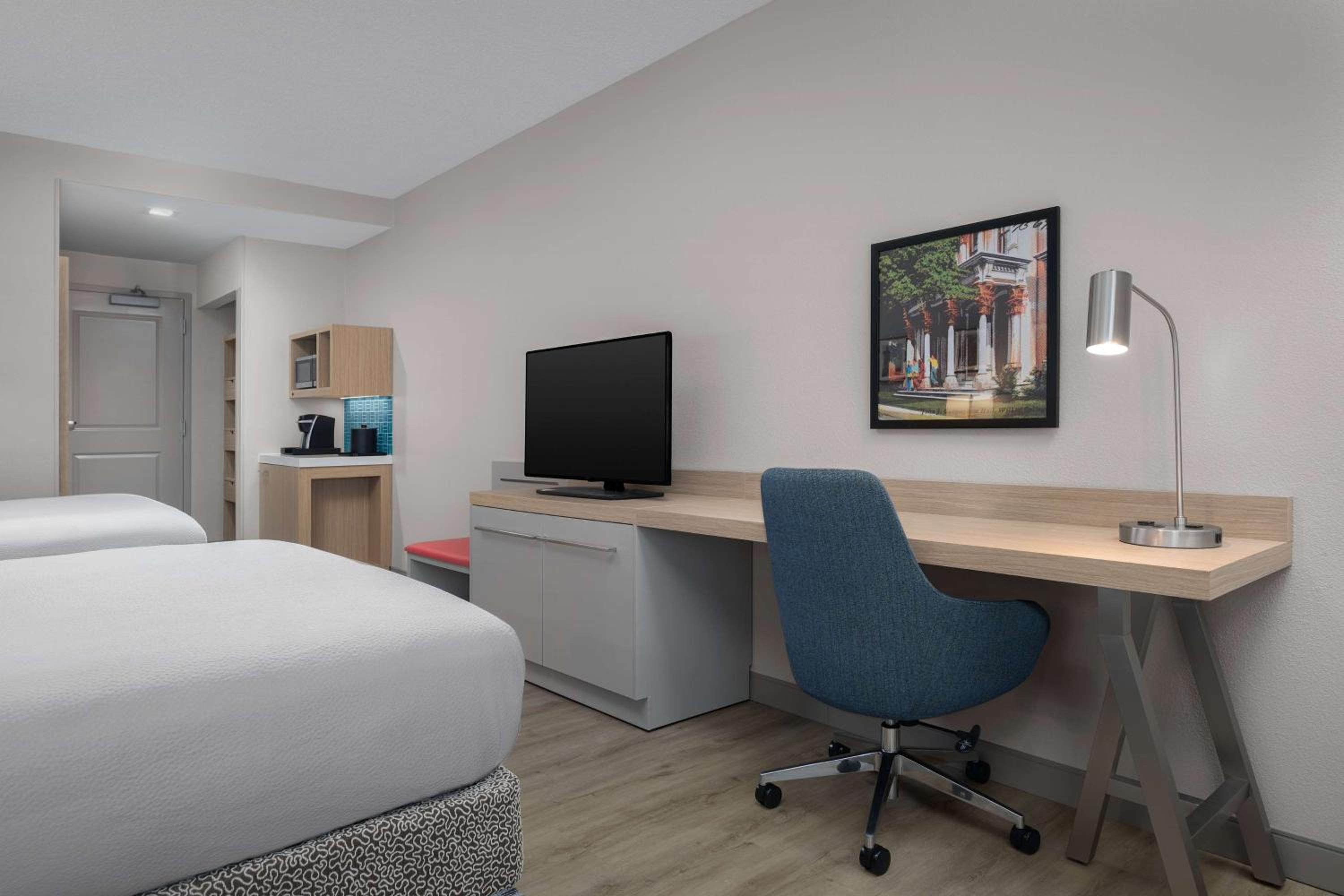 Queen Room with Two Queen Beds - Photo 4