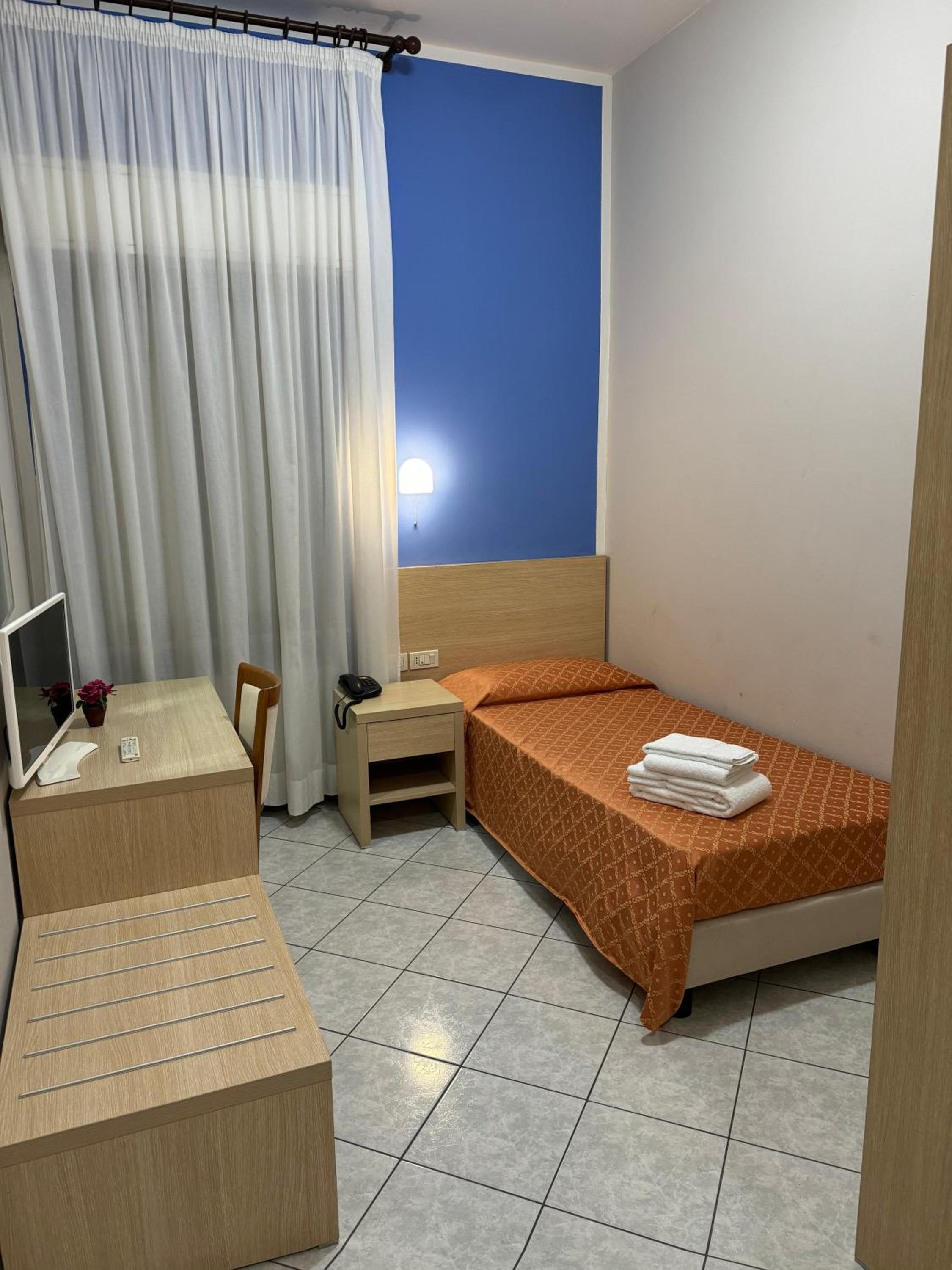 Single Room photo 2