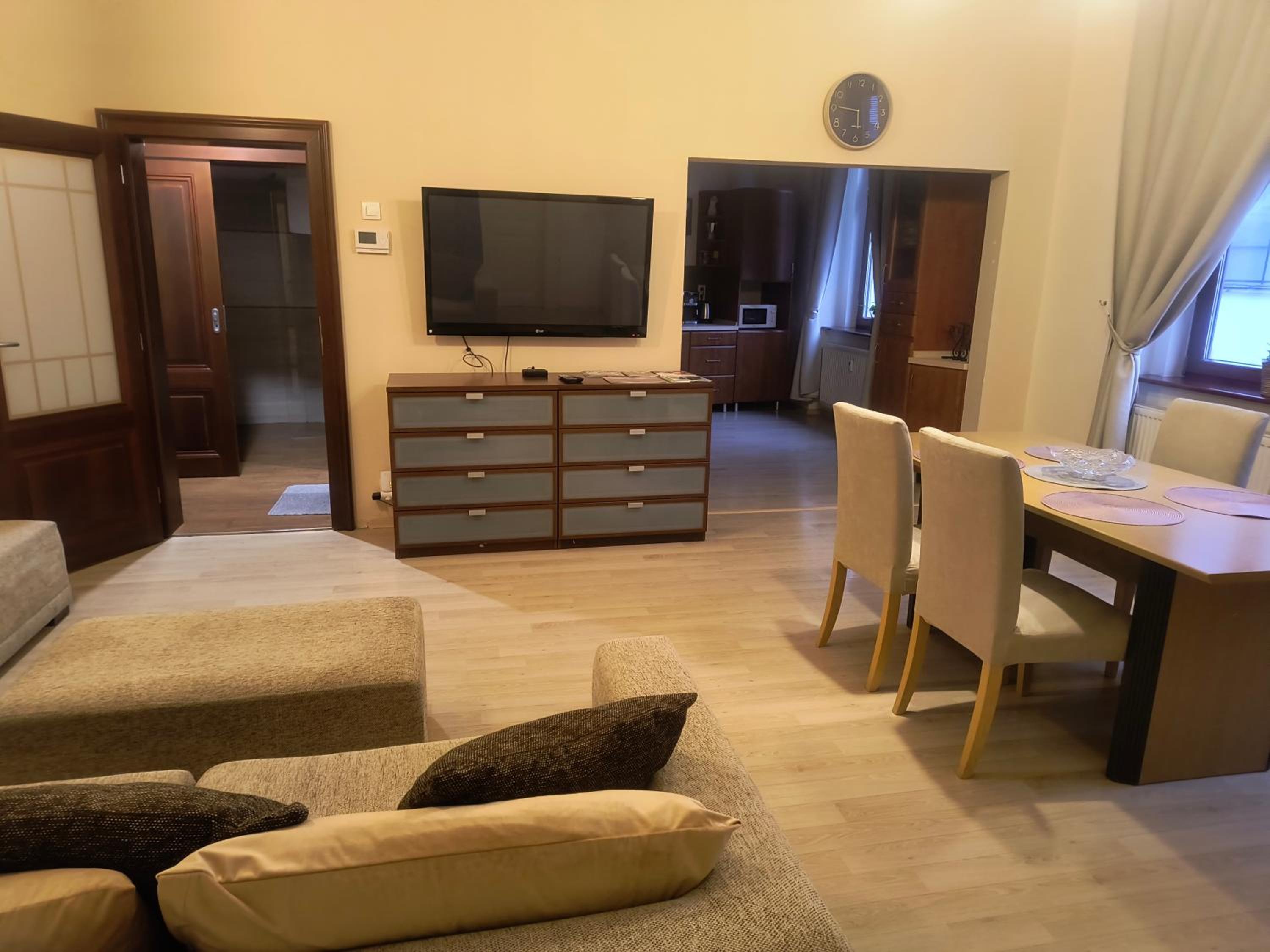 One-Bedroom Apartment with City View photo 3