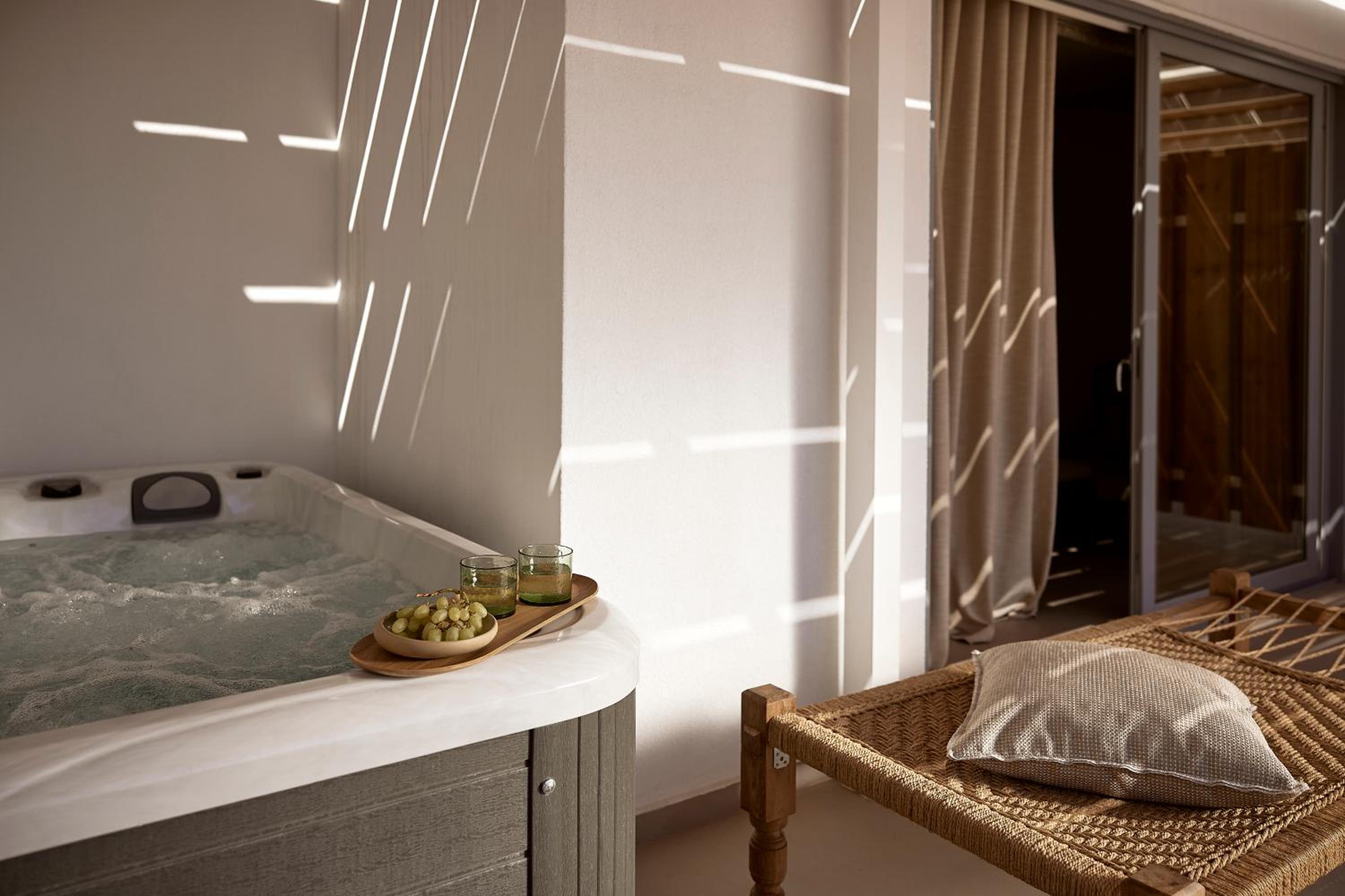 Signature Suite with Sea View & Hot-Tub photo 2