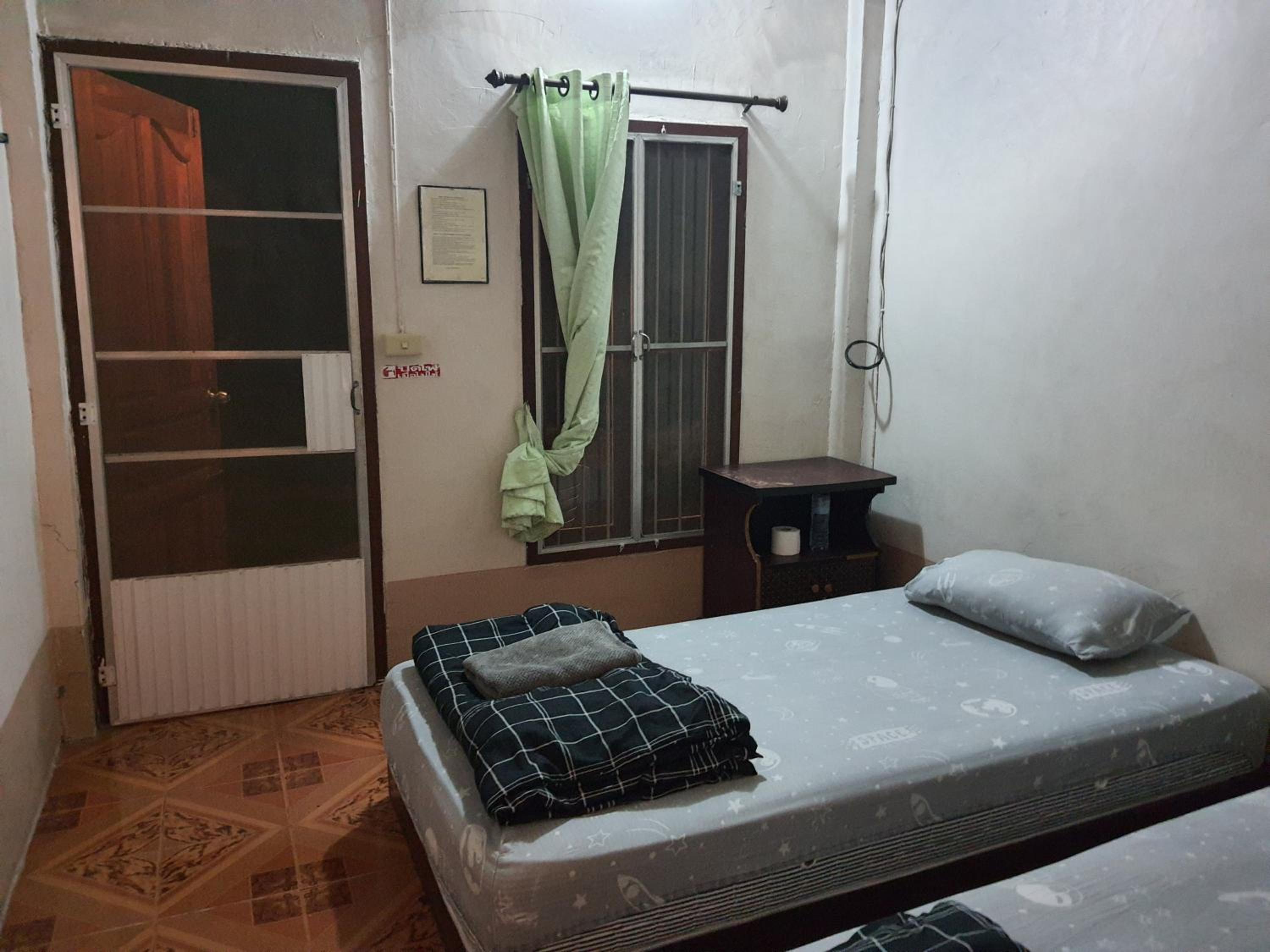 Twin Room with Pool View - Photo 4