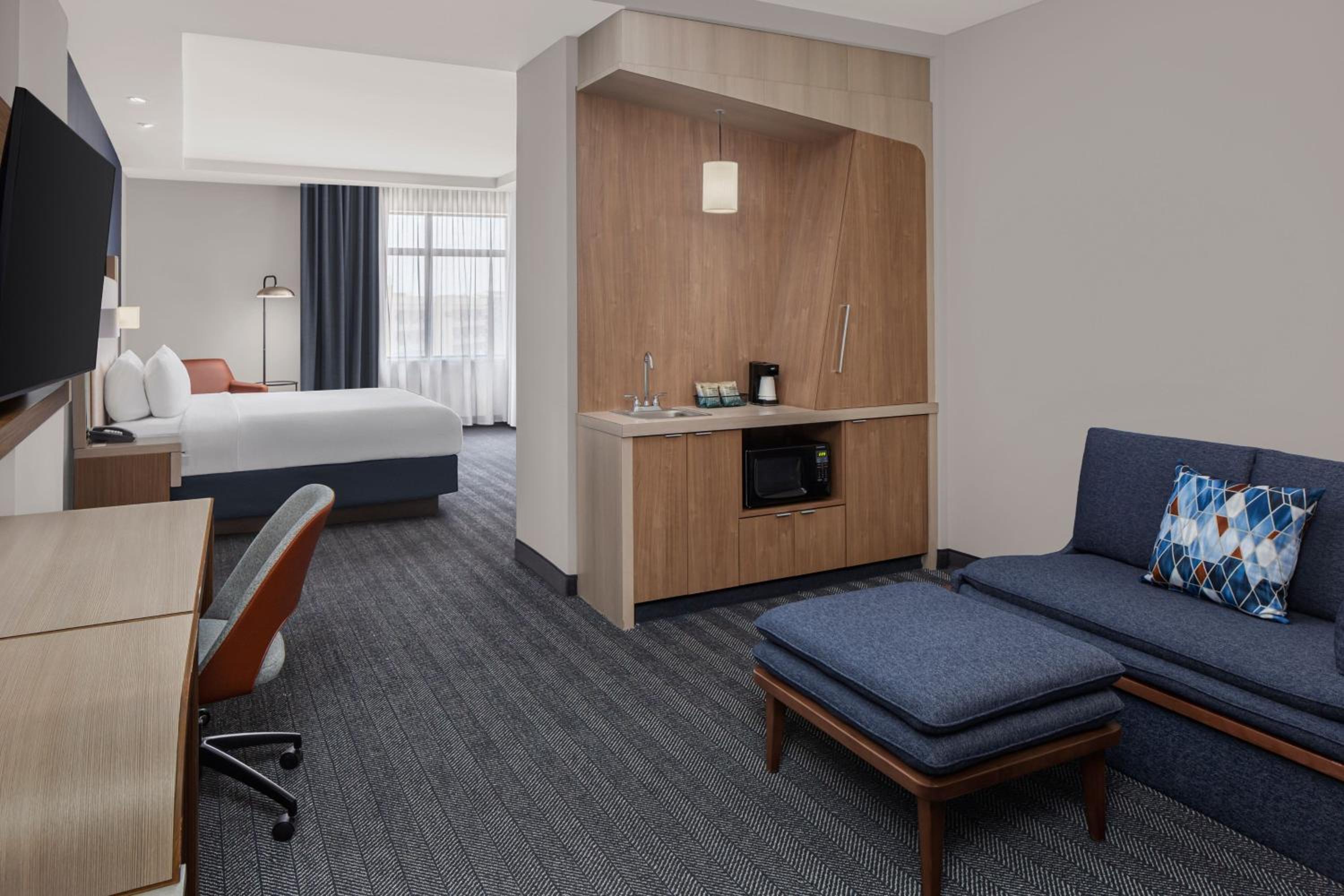 1 Bedroom Suite, 1 King, Sofa bed