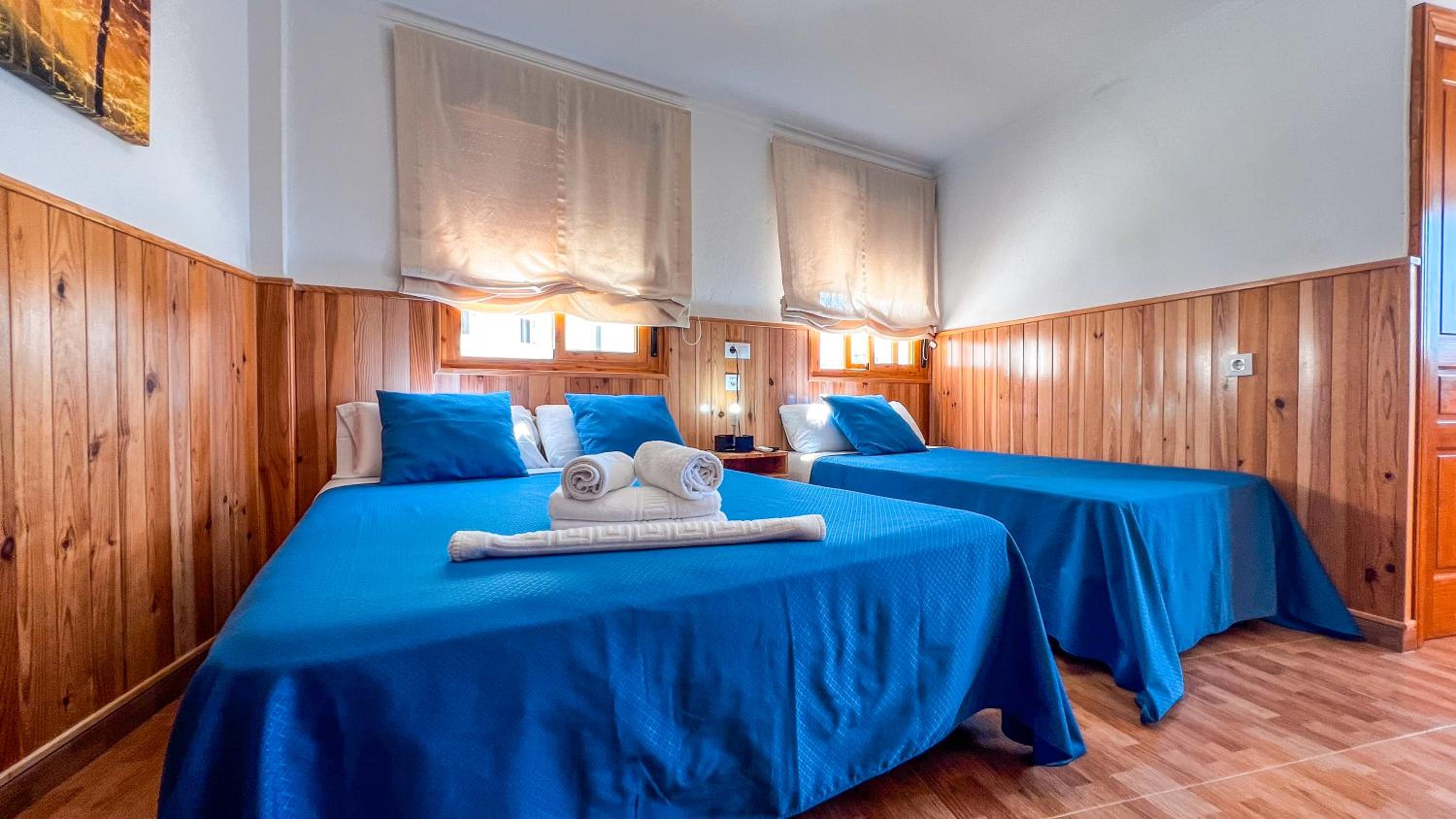 Habitación triple con vista al mar.