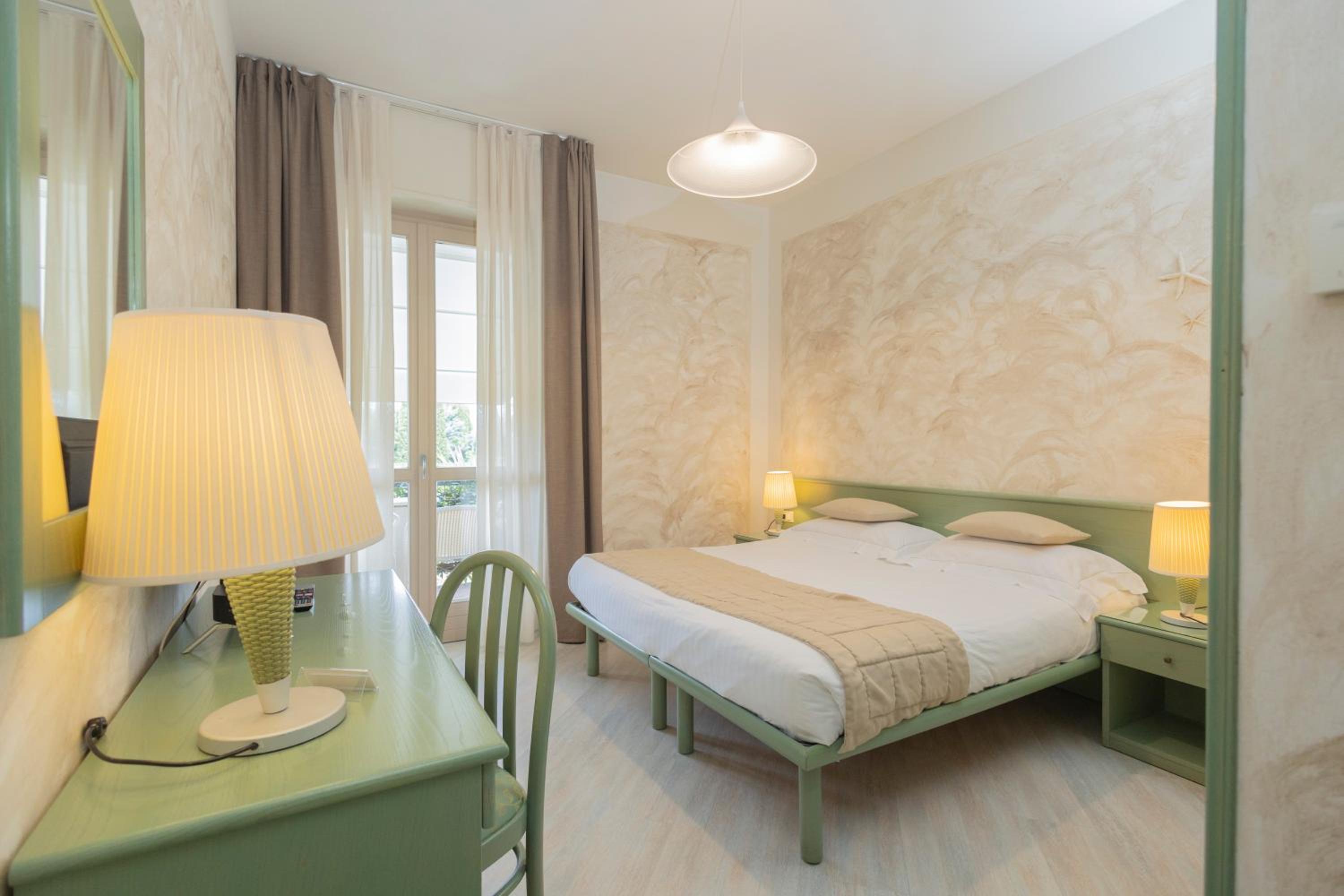 Basic Double Room with Balcony - Photo 10