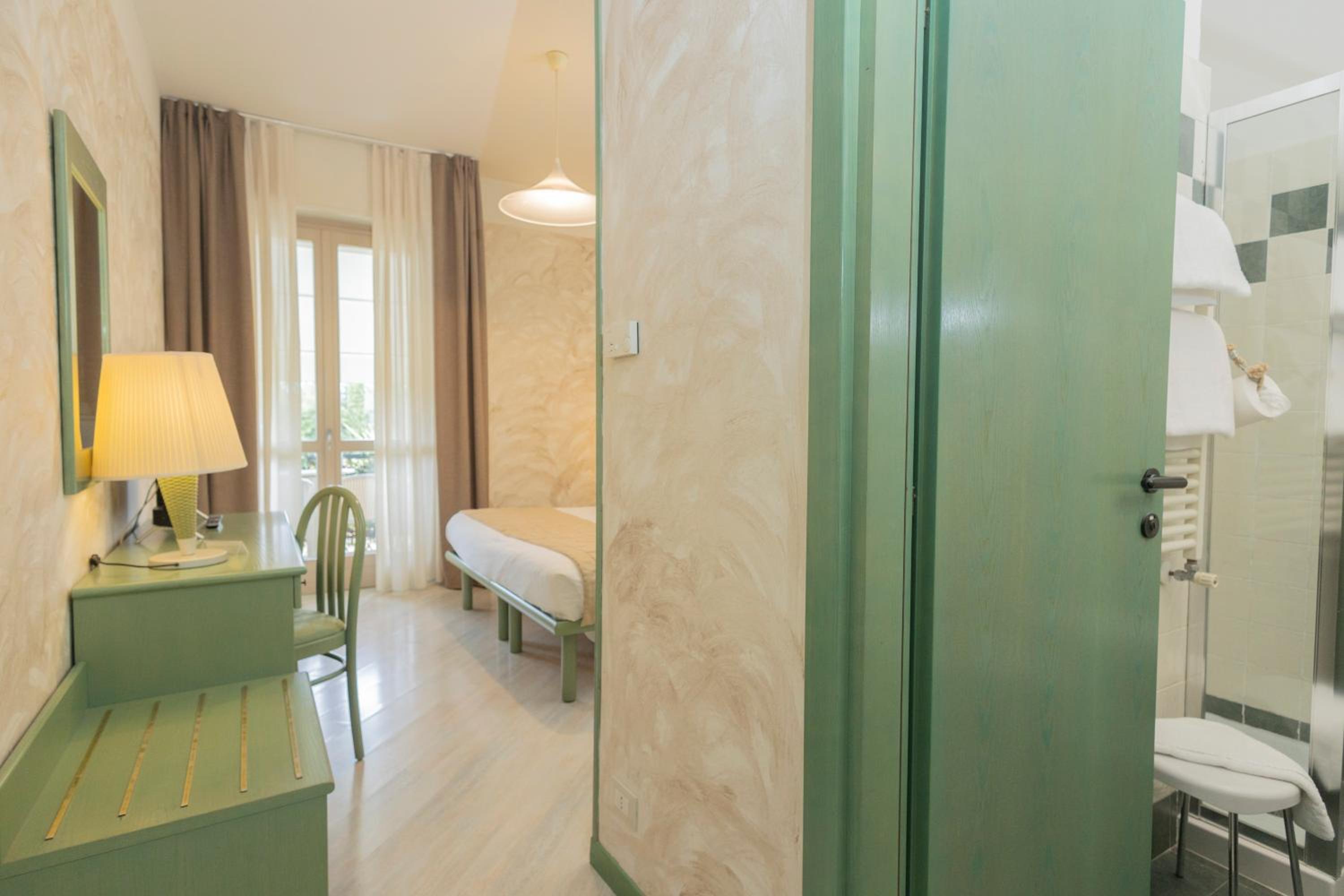 Basic Double Room with Balcony - Photo 1