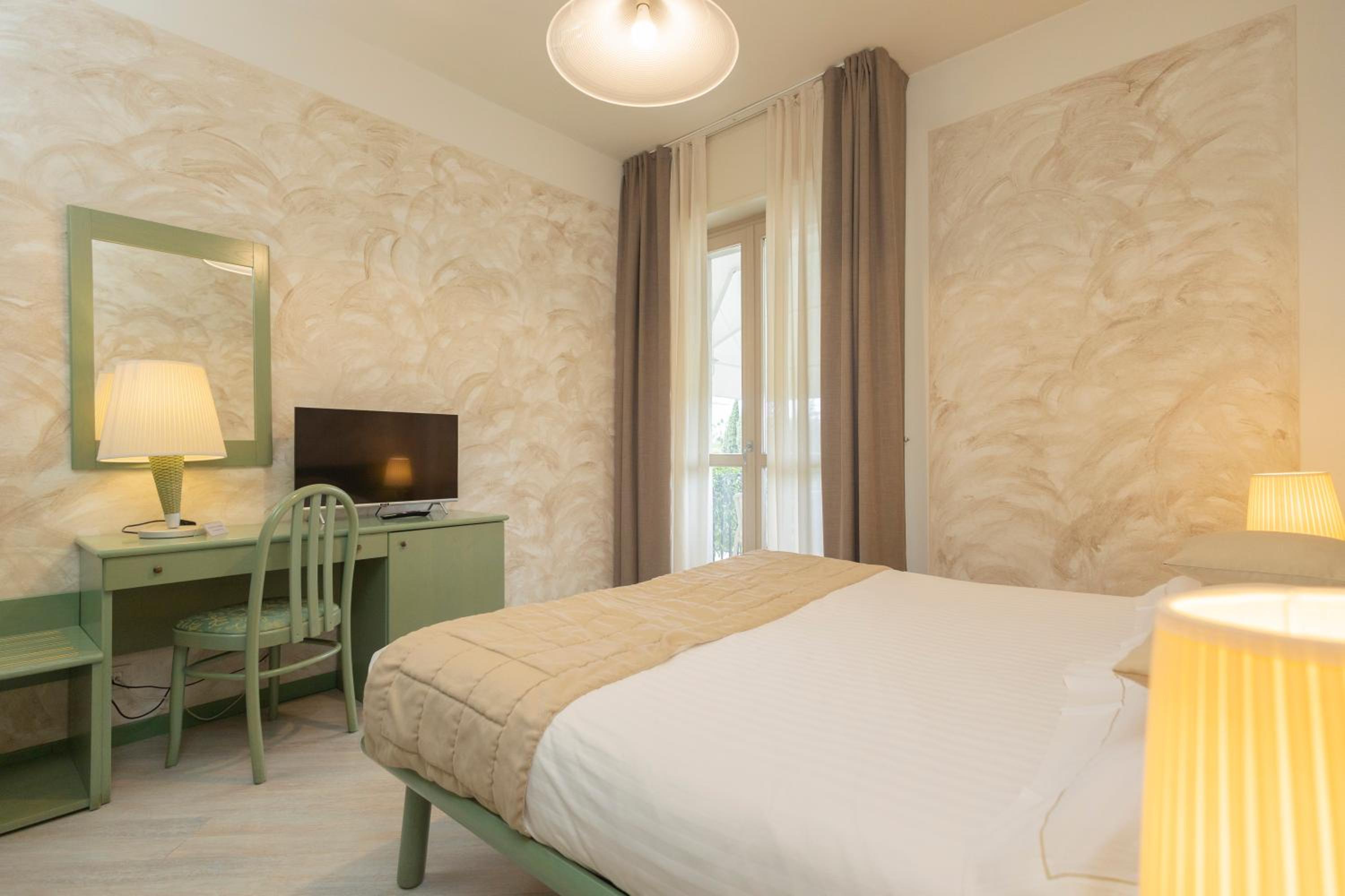 Basic Double Room with Balcony - Photo 3