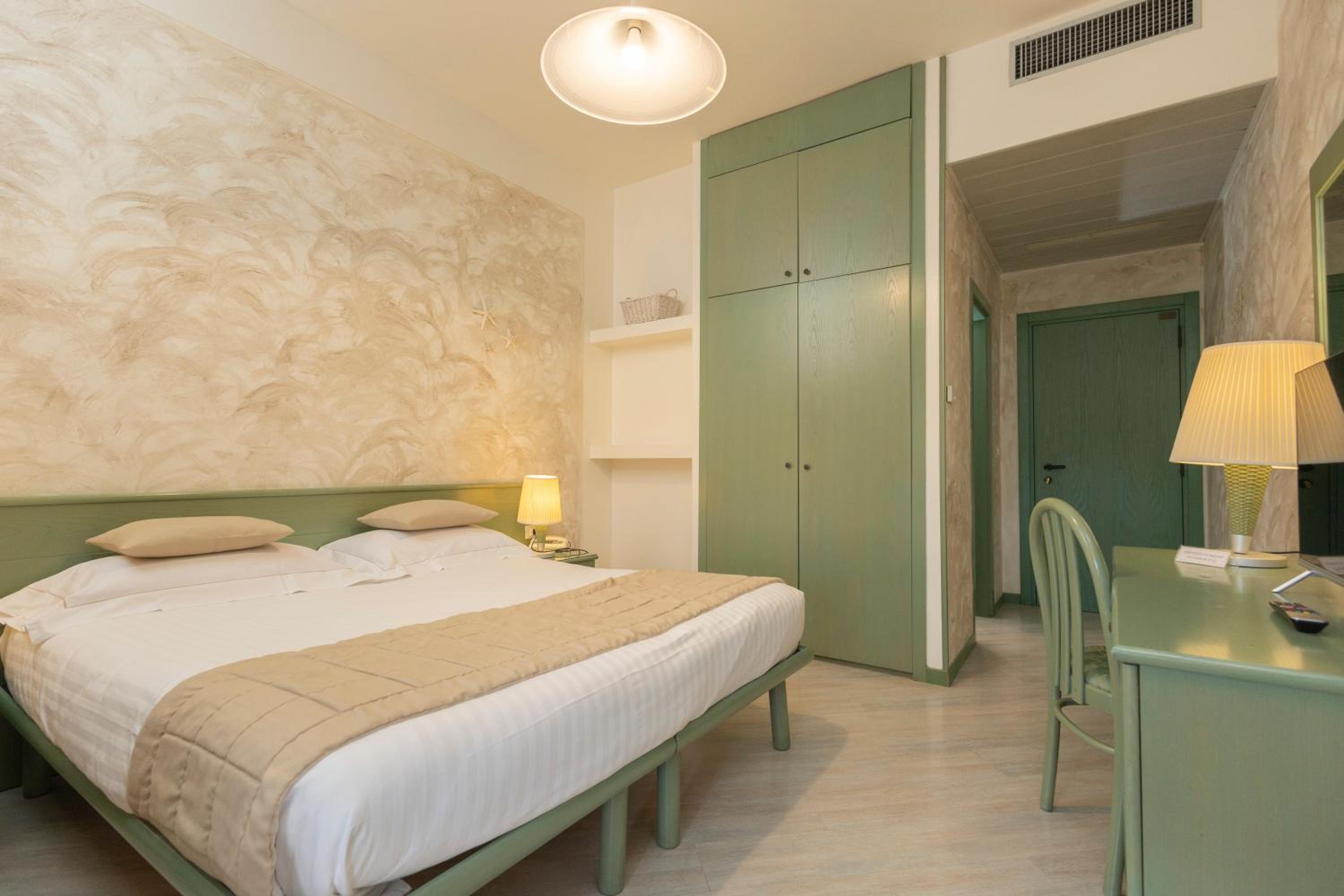 Basic Double Room with Balcony - Photo 9